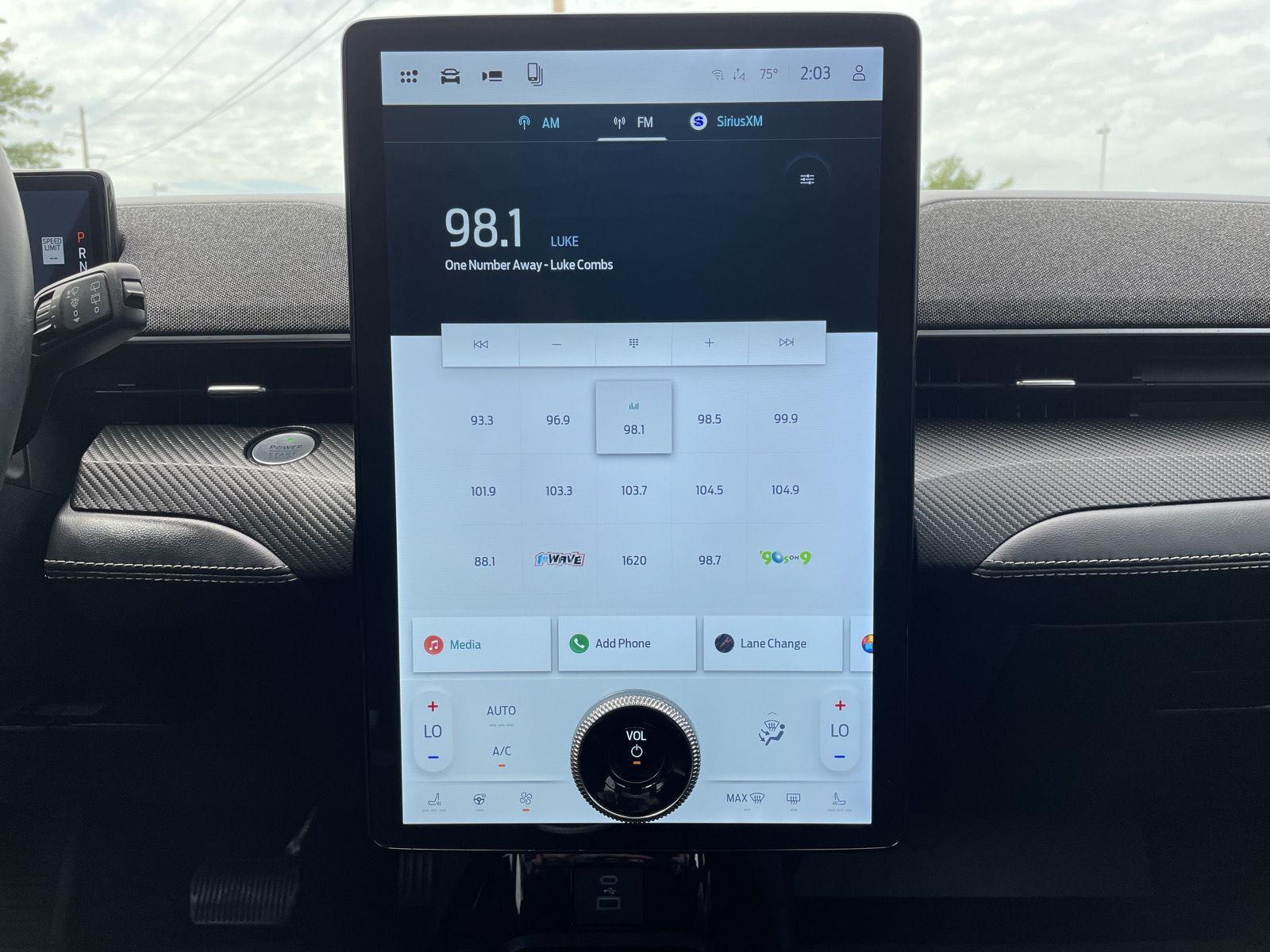 Vehicle photo 23
