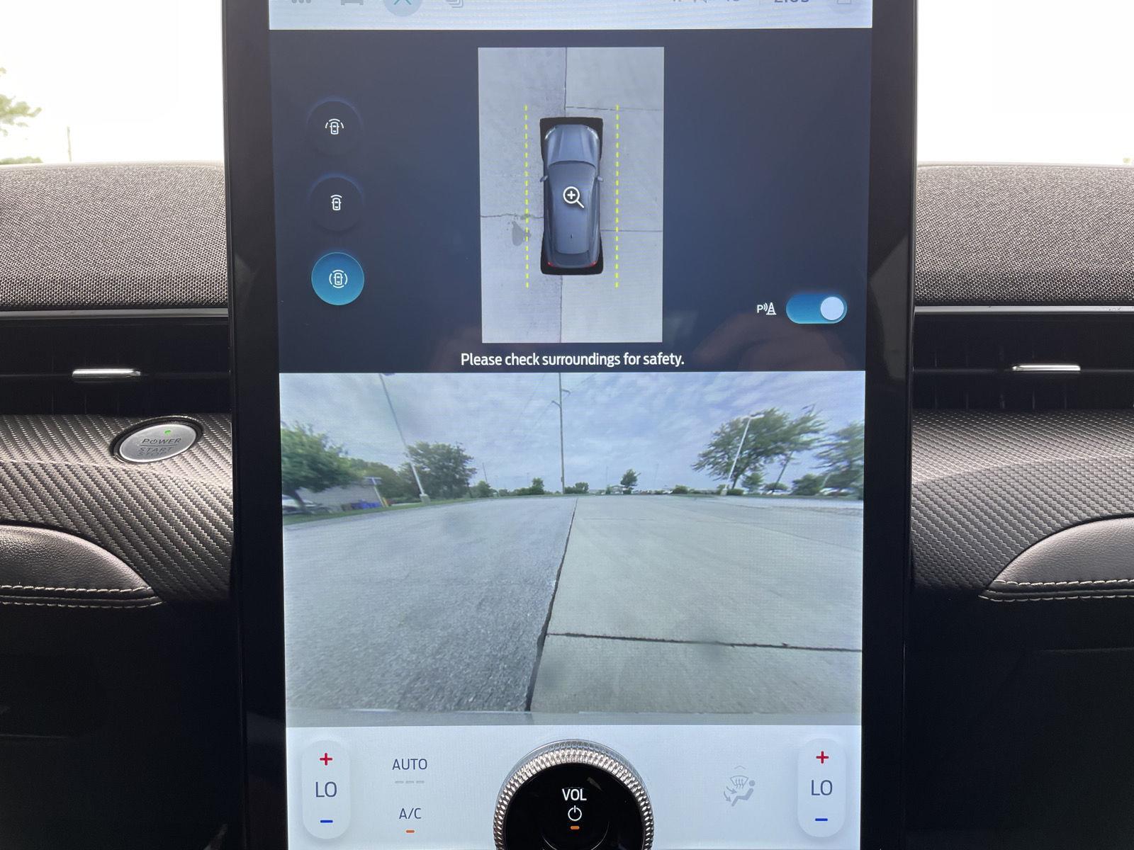 Vehicle photo 25