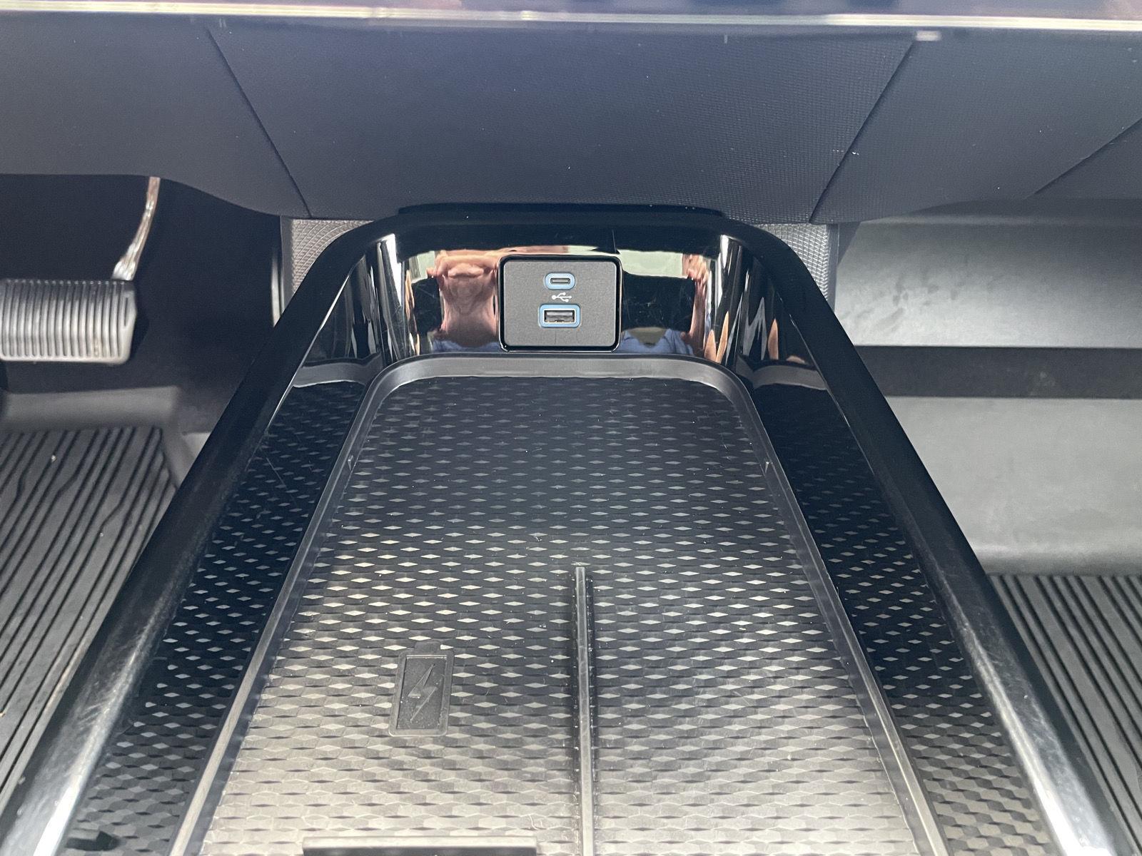 Vehicle photo 30