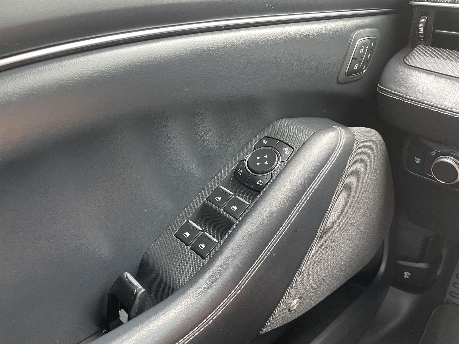Vehicle photo 31