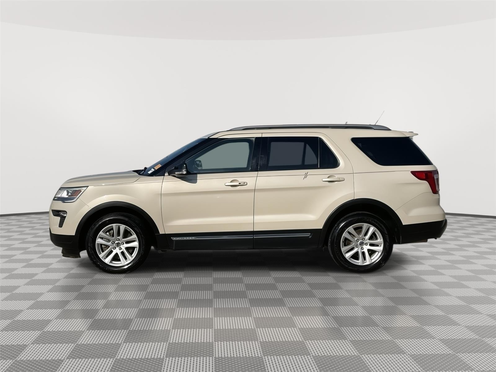 Vehicle photo 2