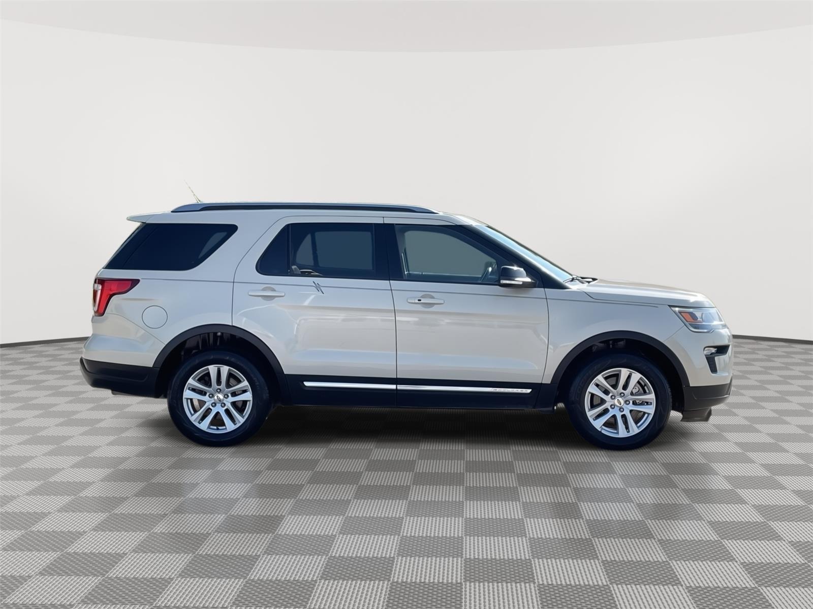 Vehicle photo 6