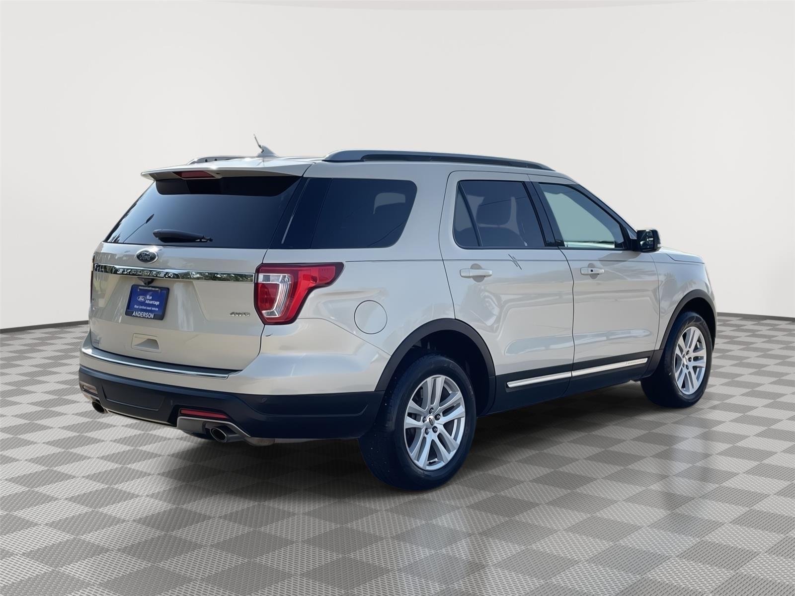 Vehicle photo 7