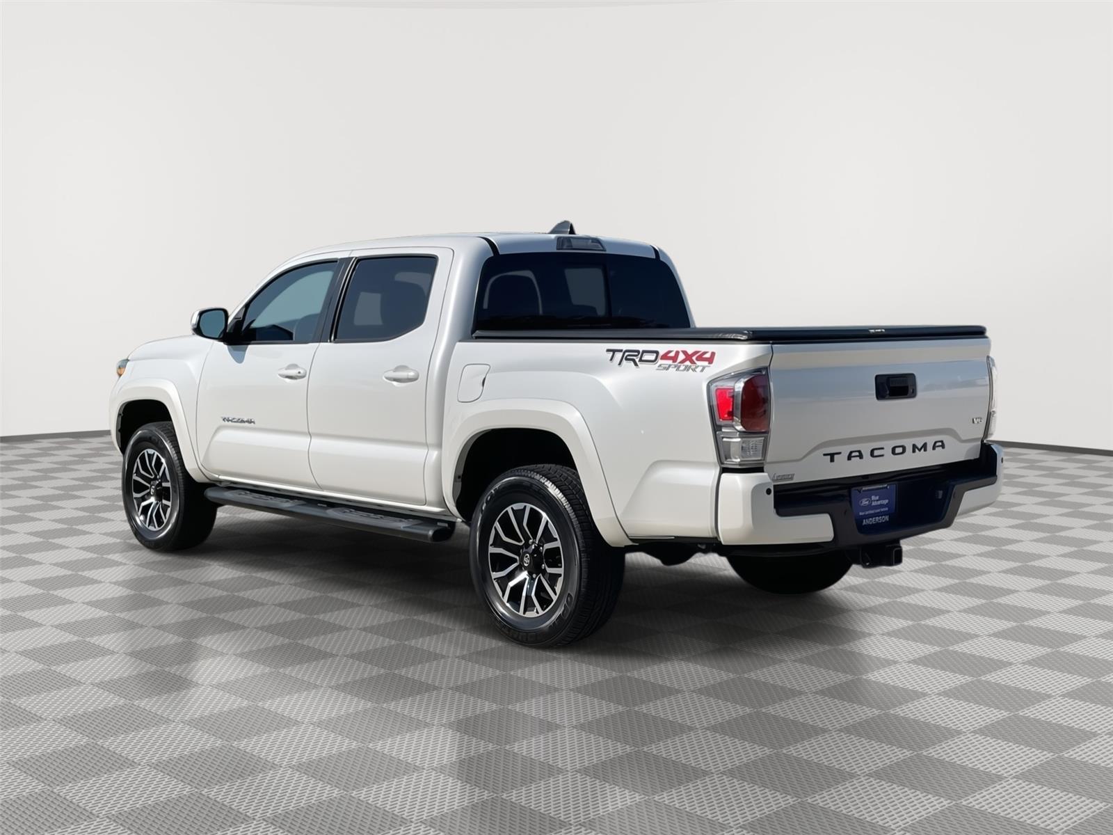 Vehicle photo 9