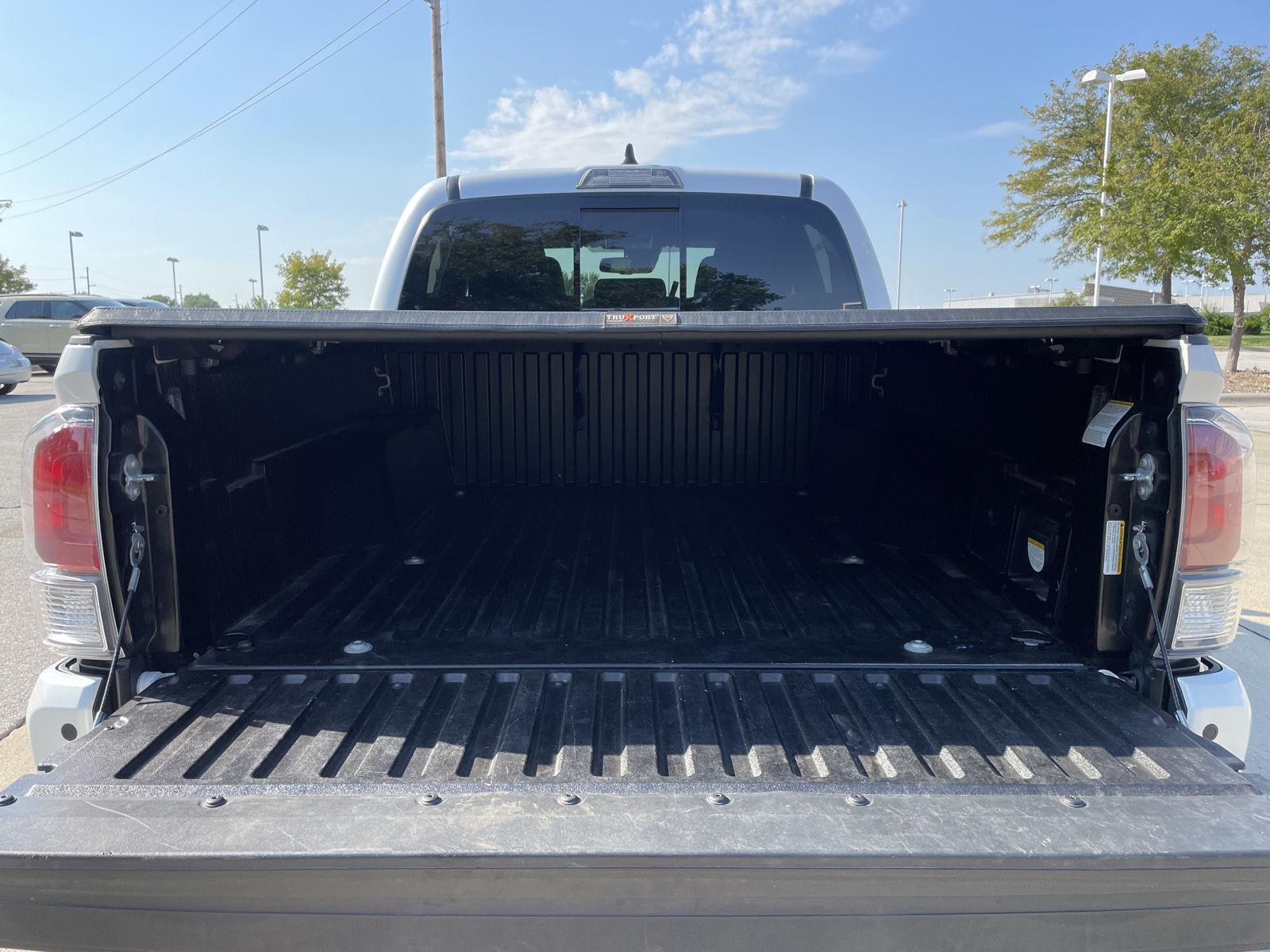Vehicle photo 33