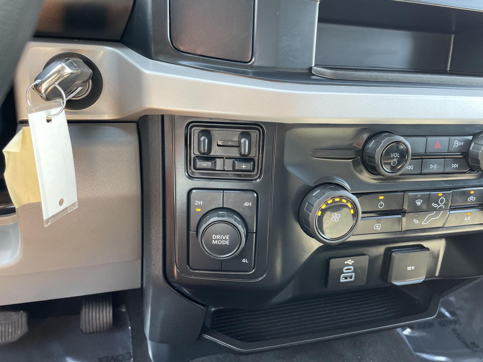 Vehicle photo 26