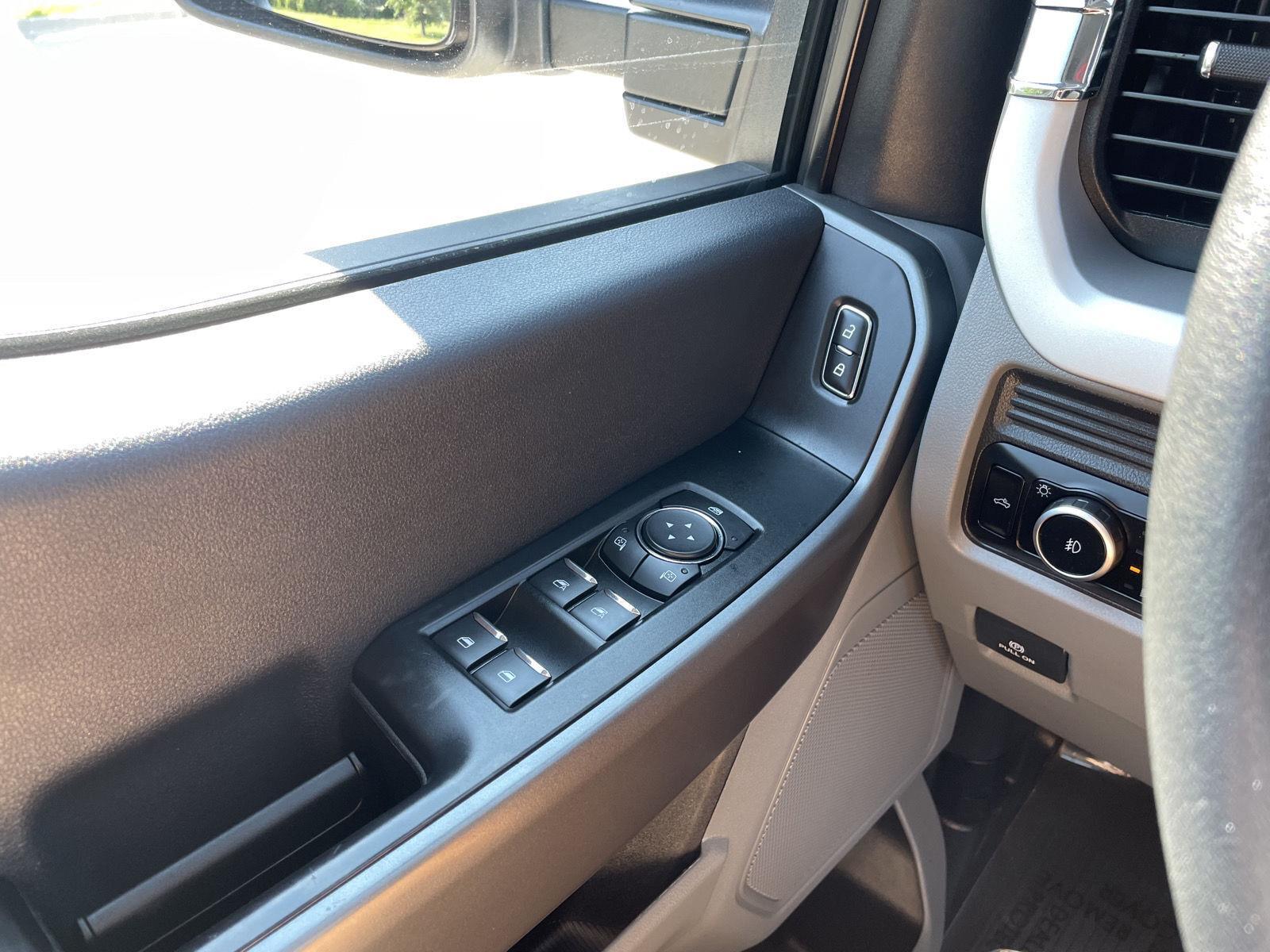 Vehicle photo 28