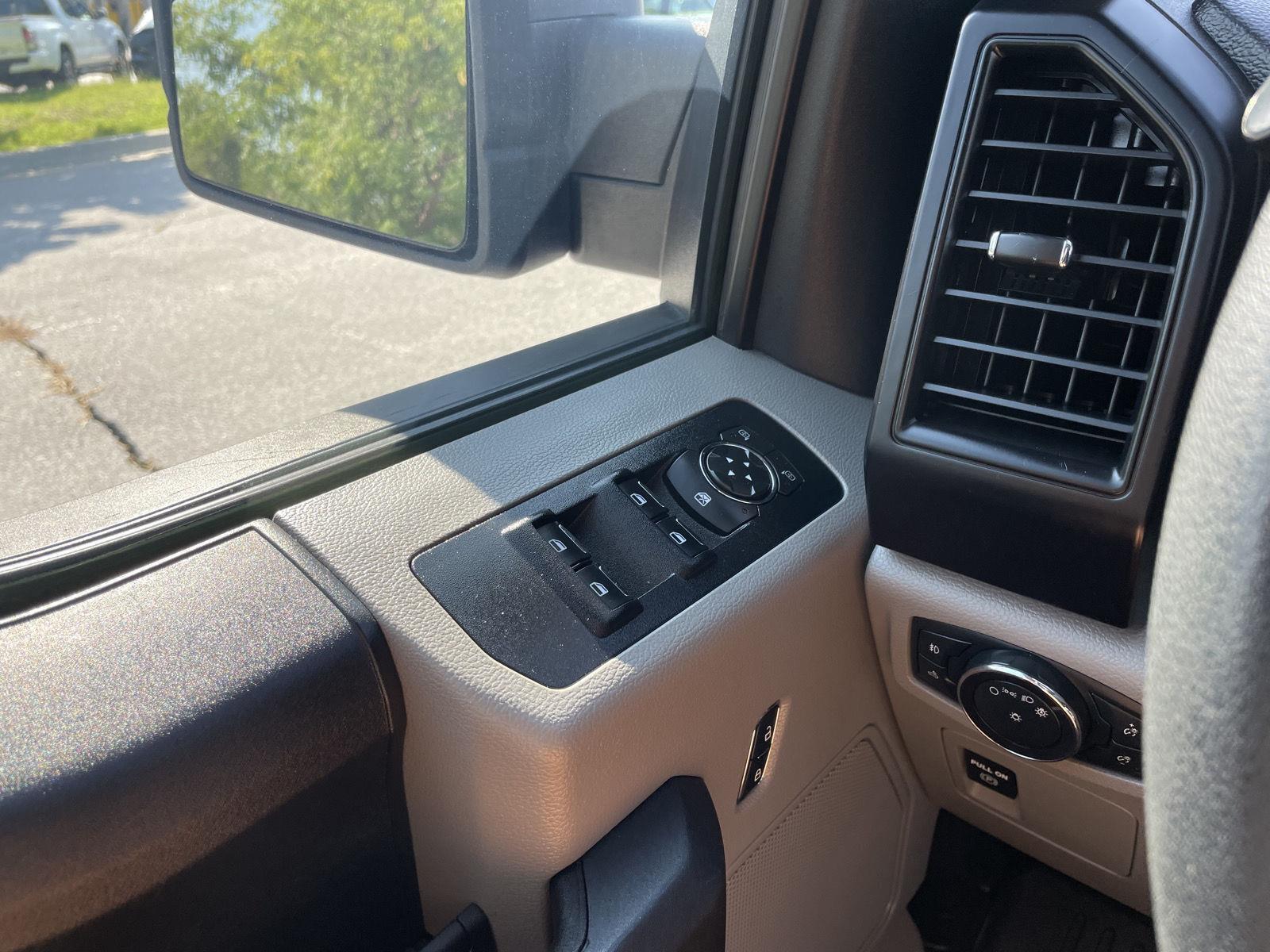 Vehicle photo 28
