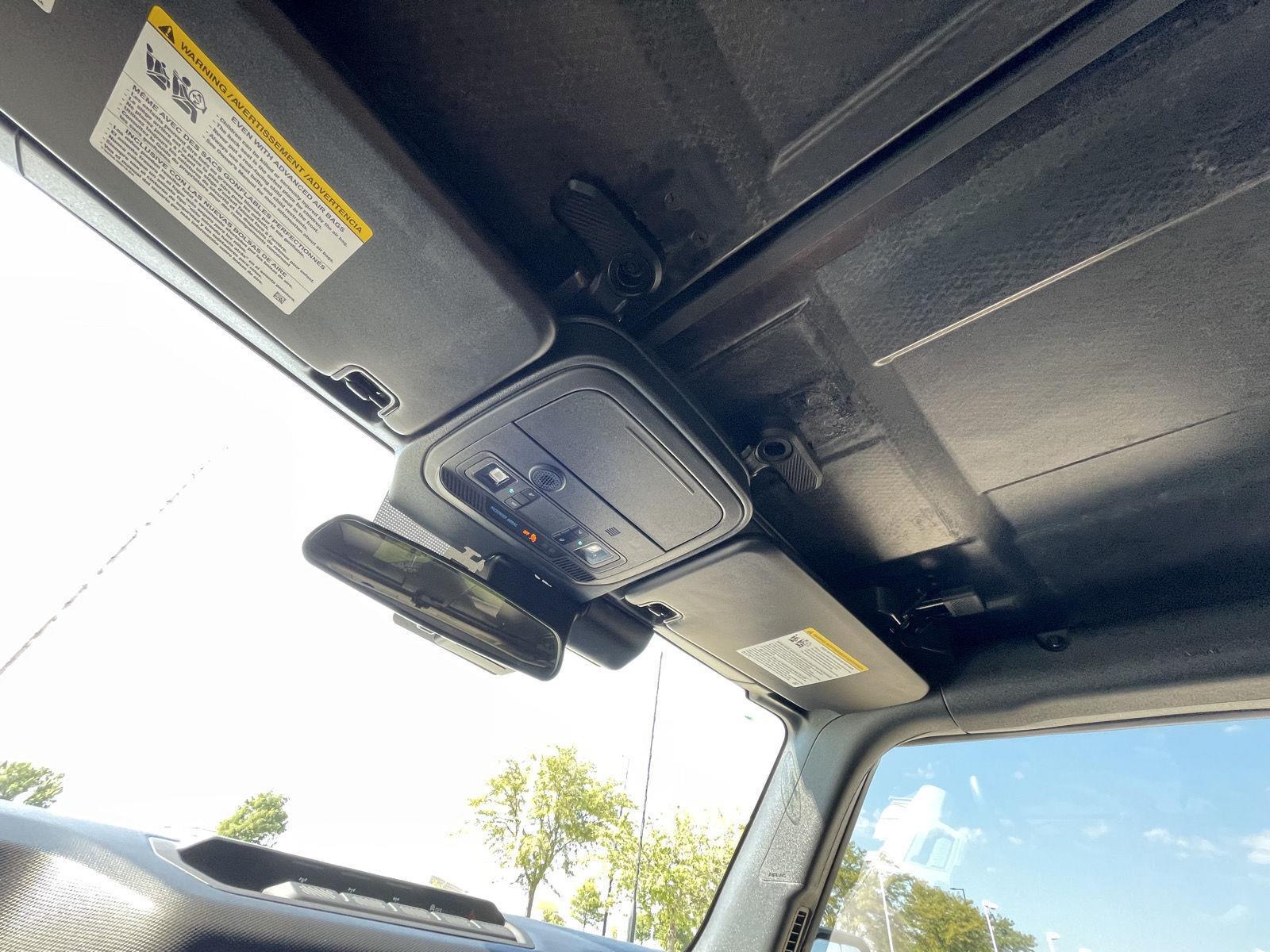 Vehicle photo 21