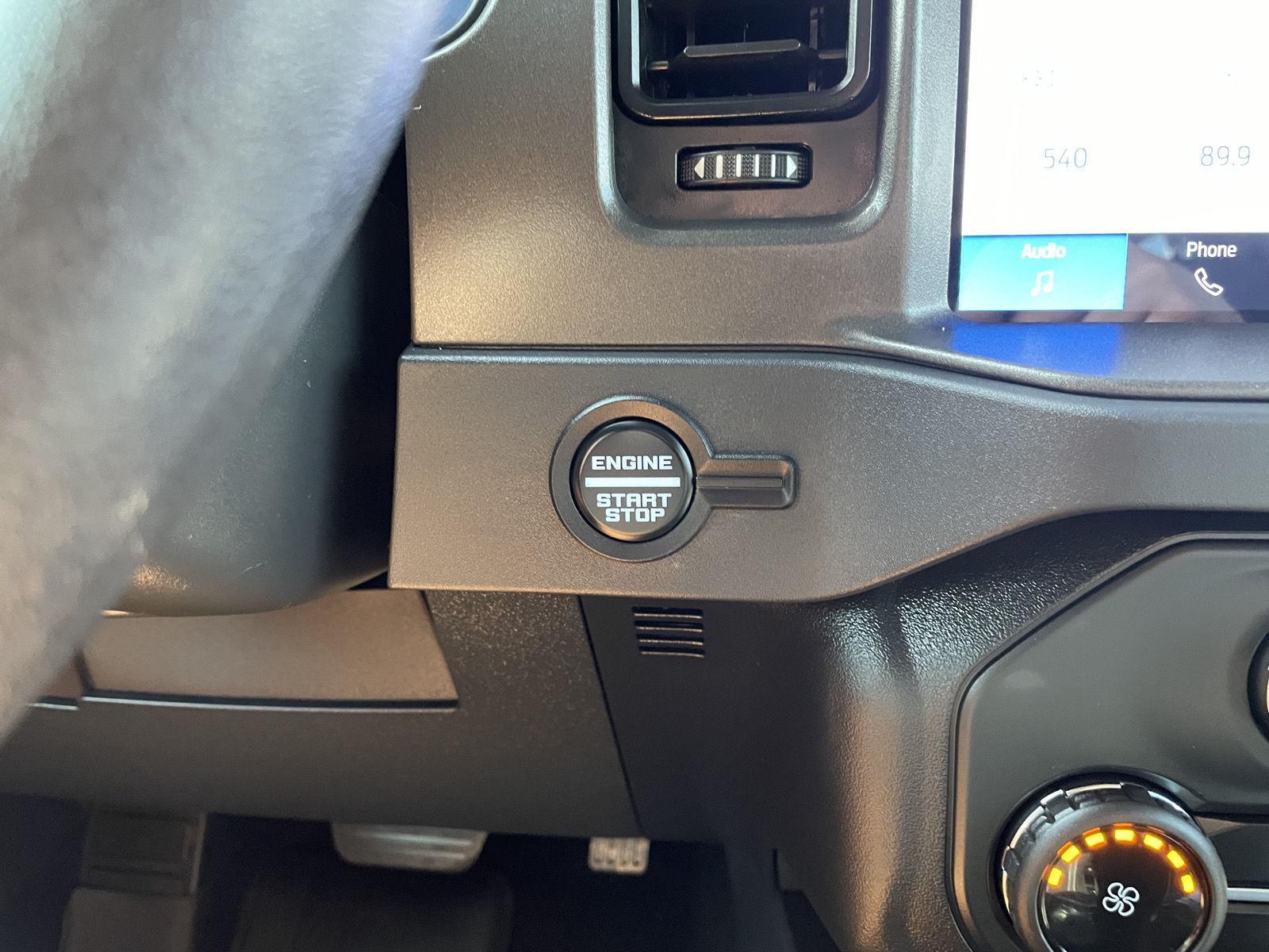 Vehicle photo 24