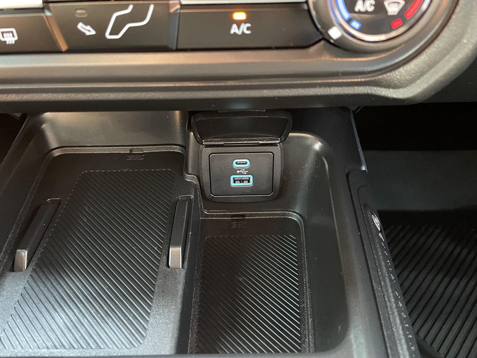 Vehicle photo 26