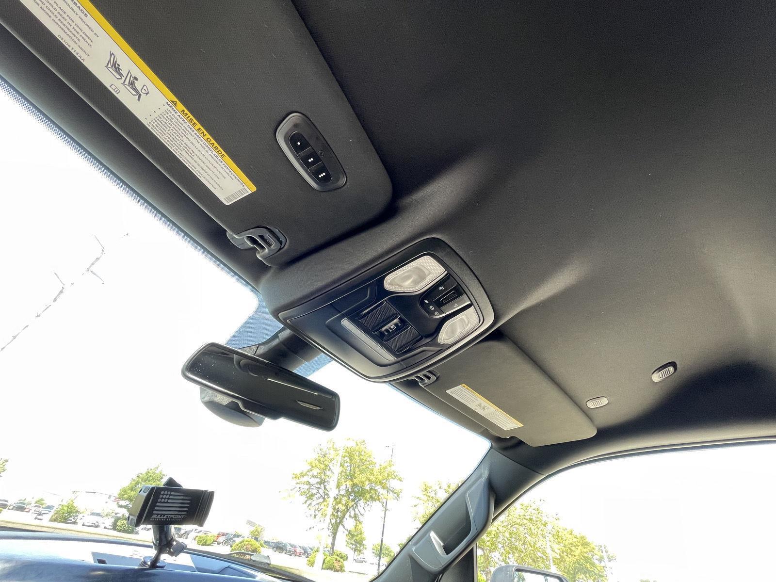 Vehicle photo 21