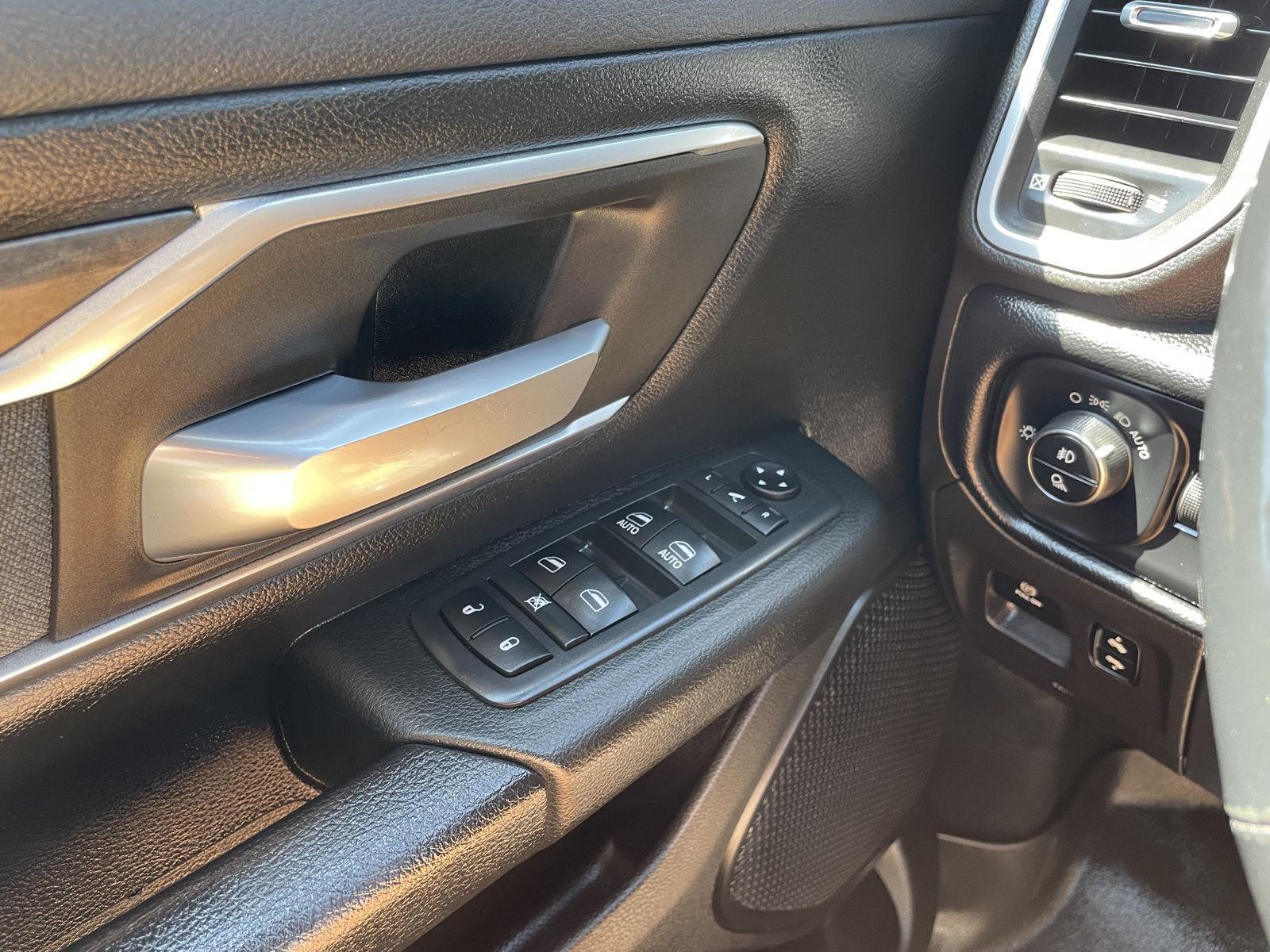 Vehicle photo 28