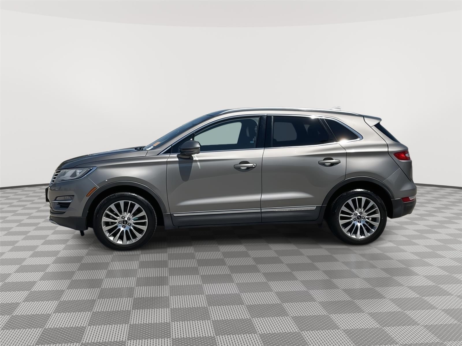 Vehicle photo 2
