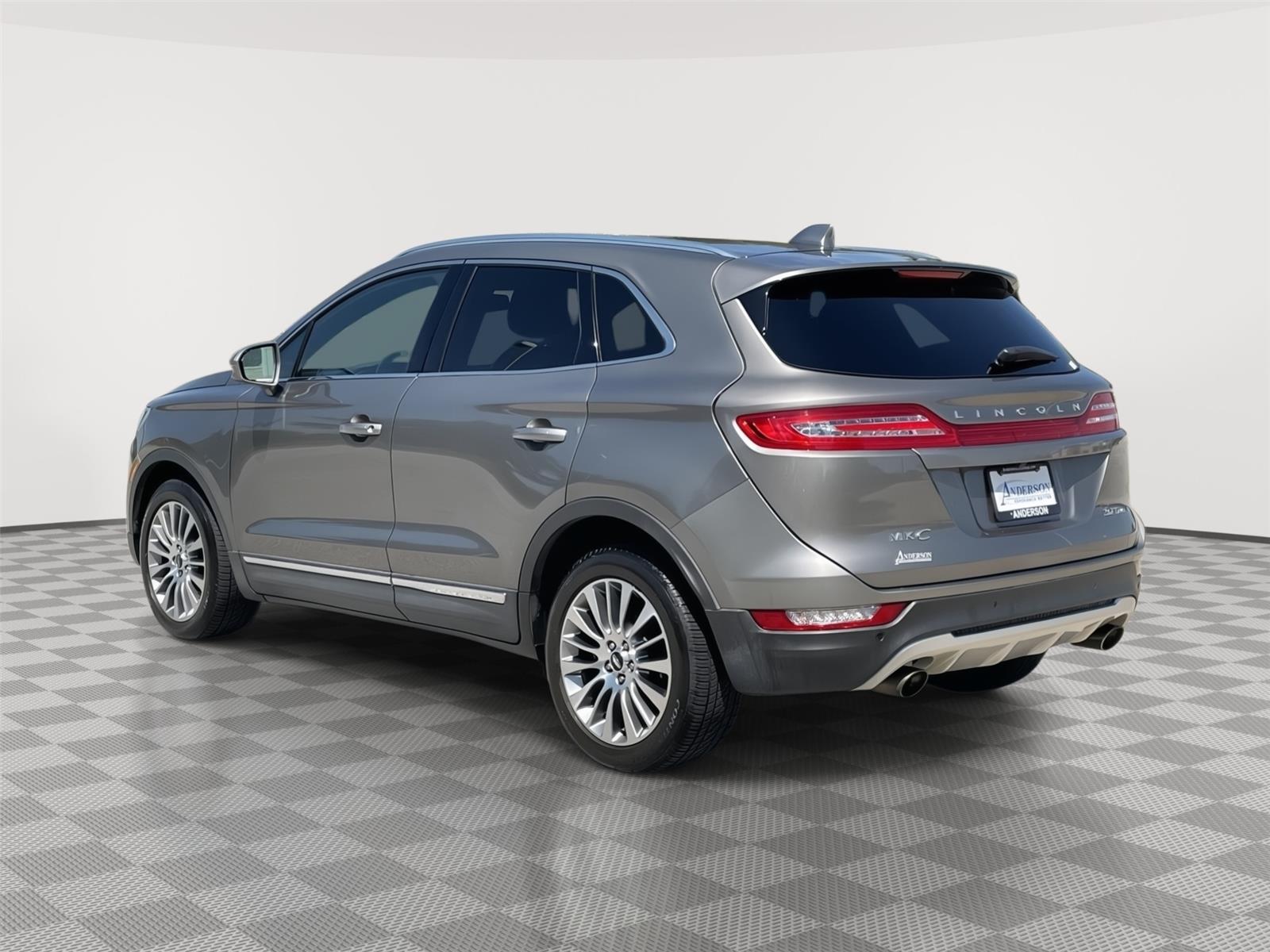 Vehicle photo 9