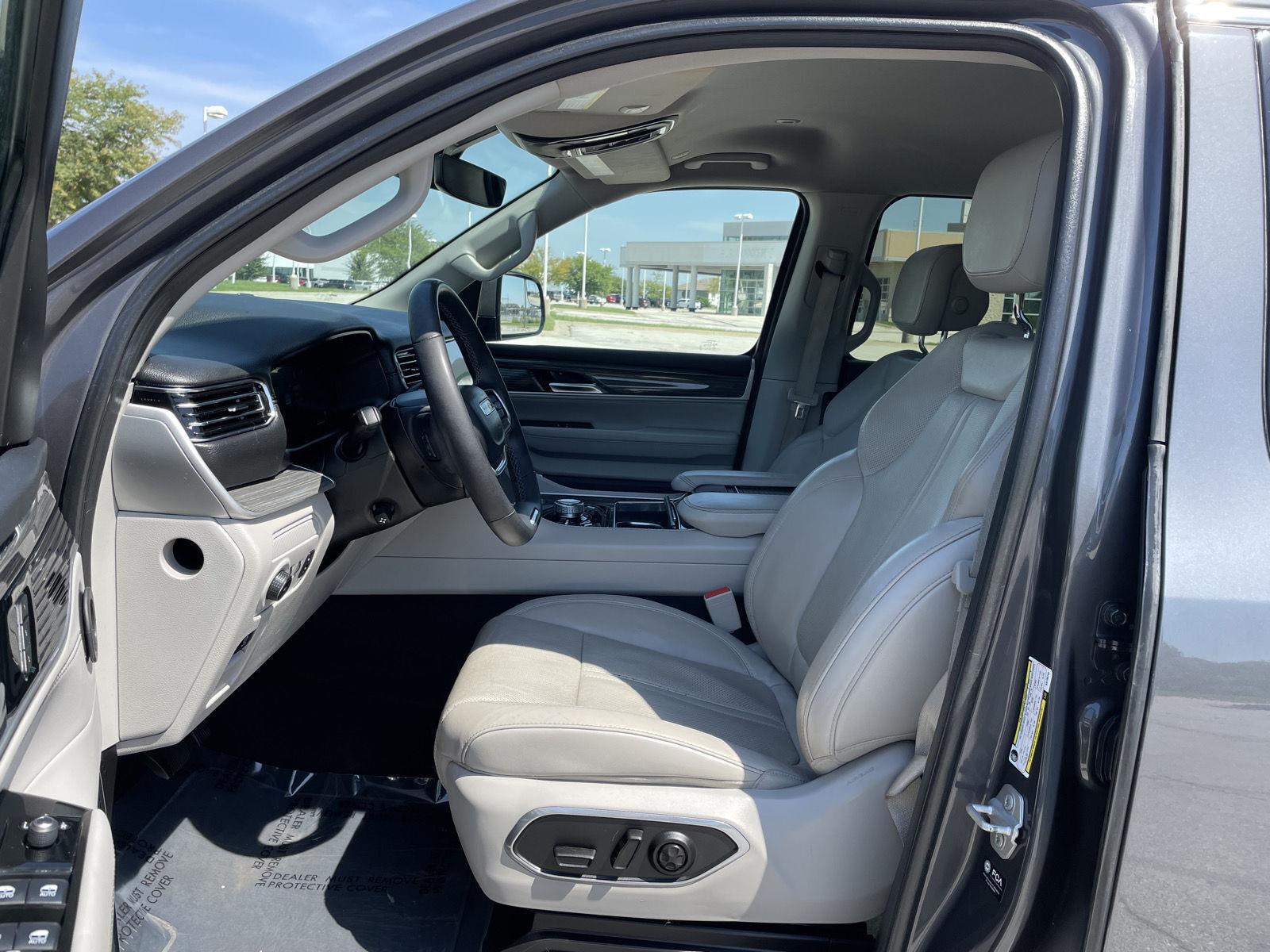 Vehicle photo 17