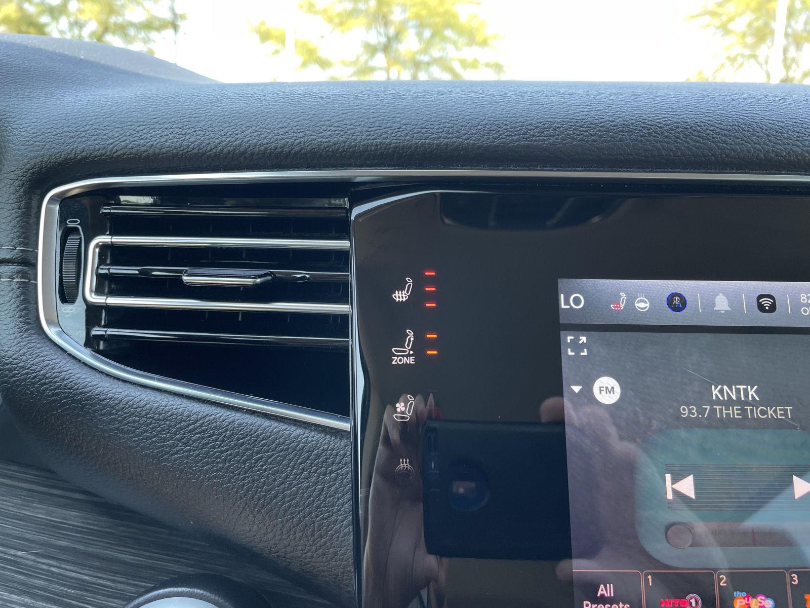 Vehicle photo 28