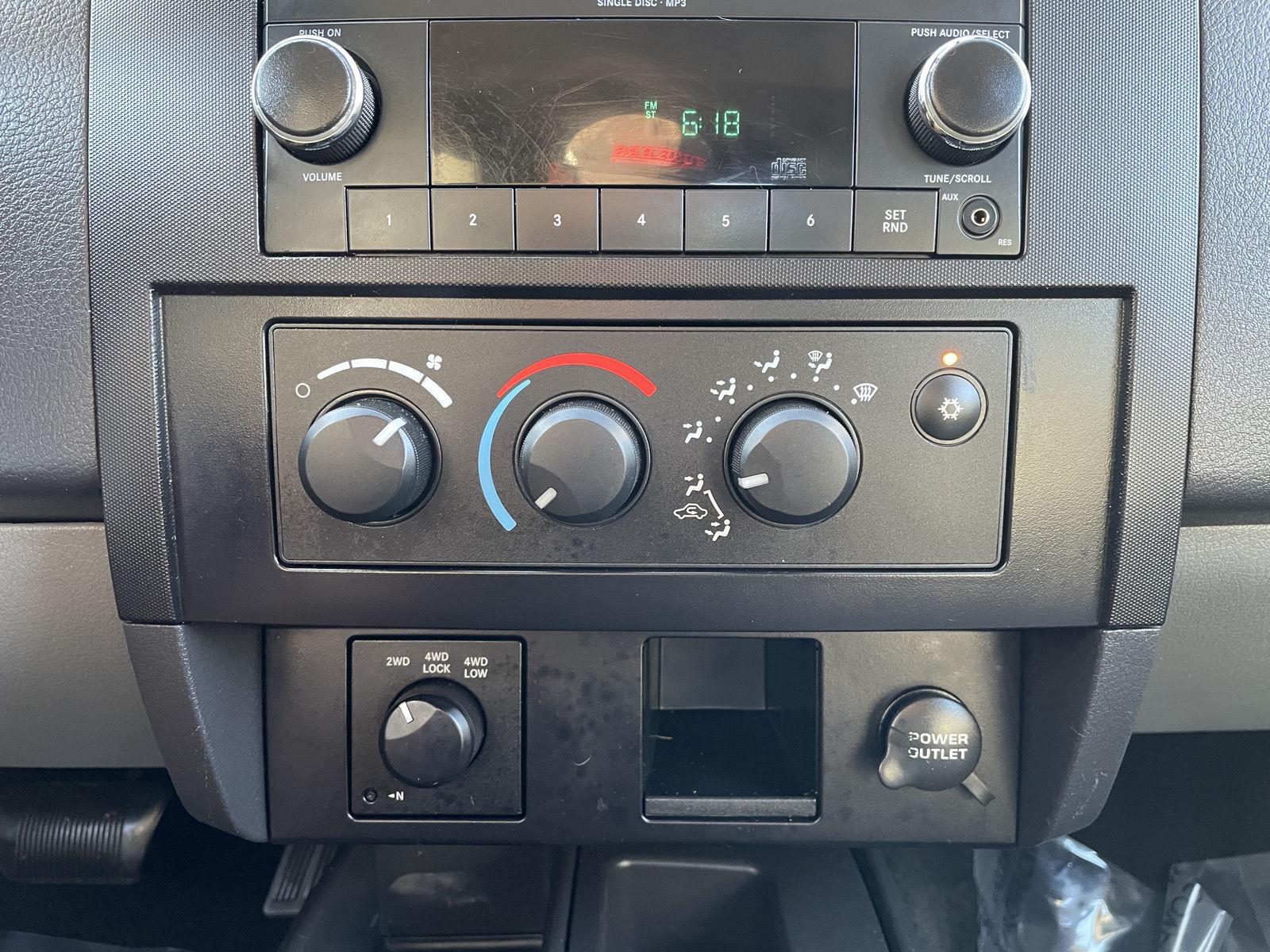 Vehicle photo 23