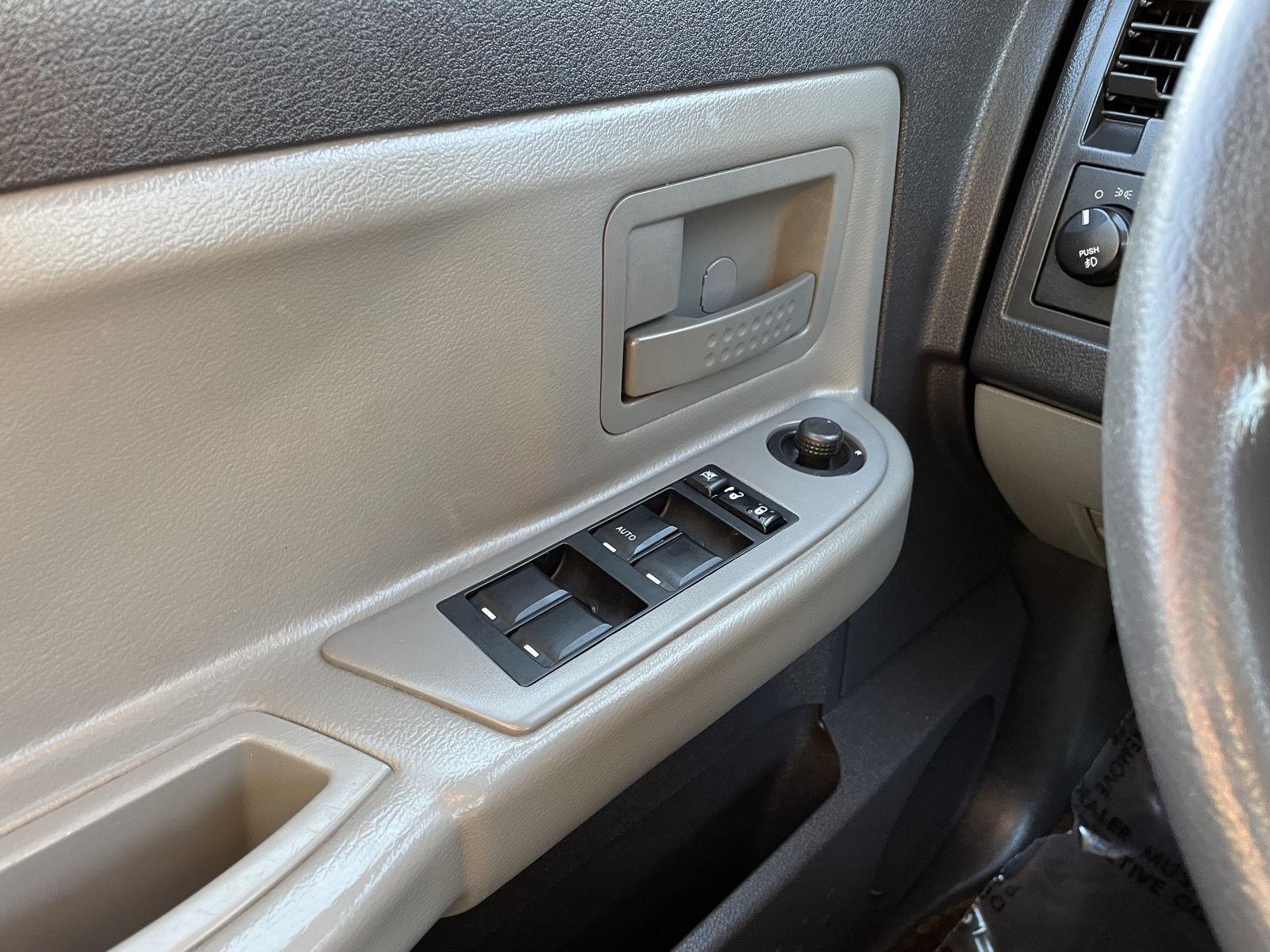 Vehicle photo 25