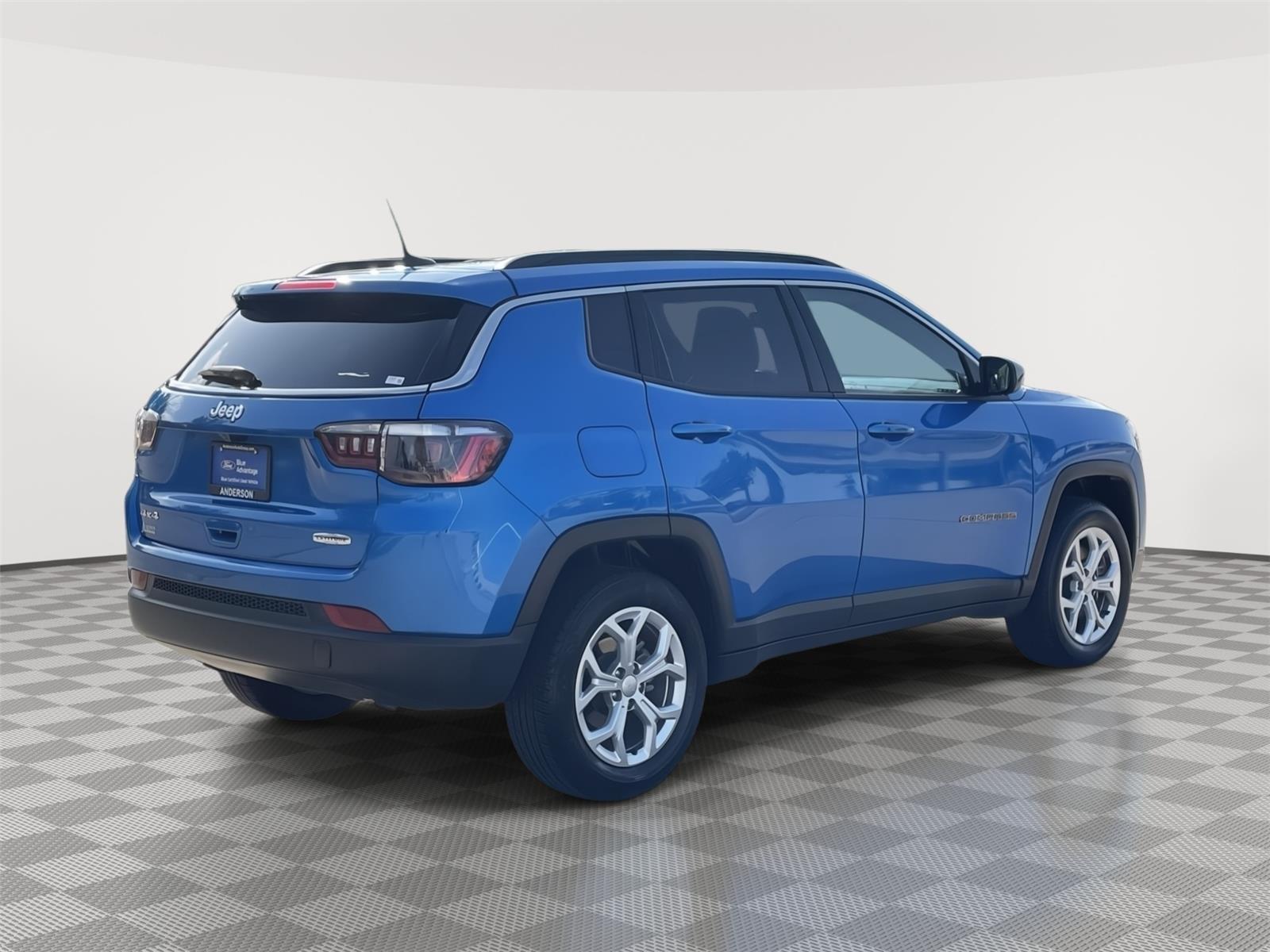 Vehicle photo 7