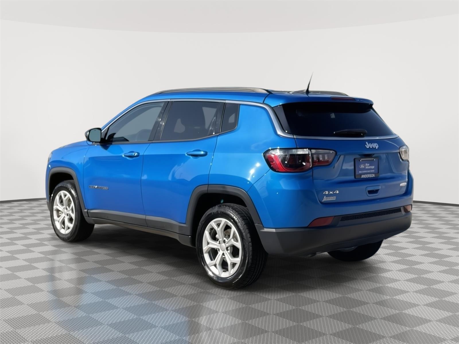 Vehicle photo 9