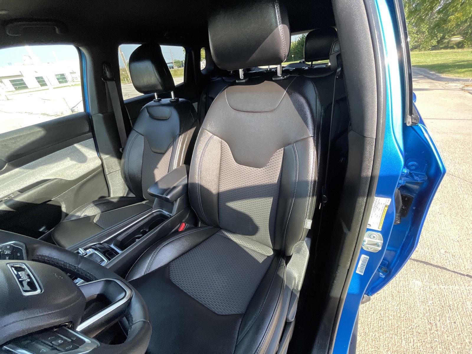 Vehicle photo 17