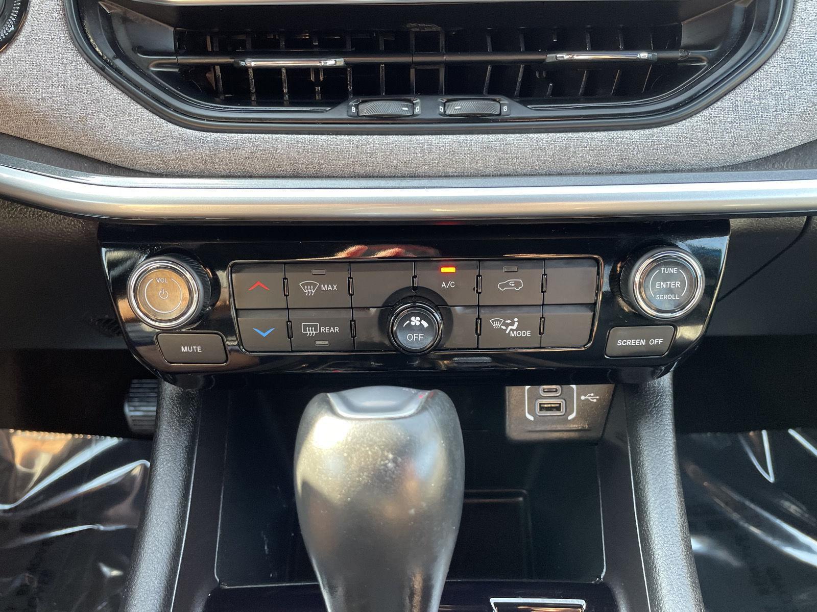 Vehicle photo 25