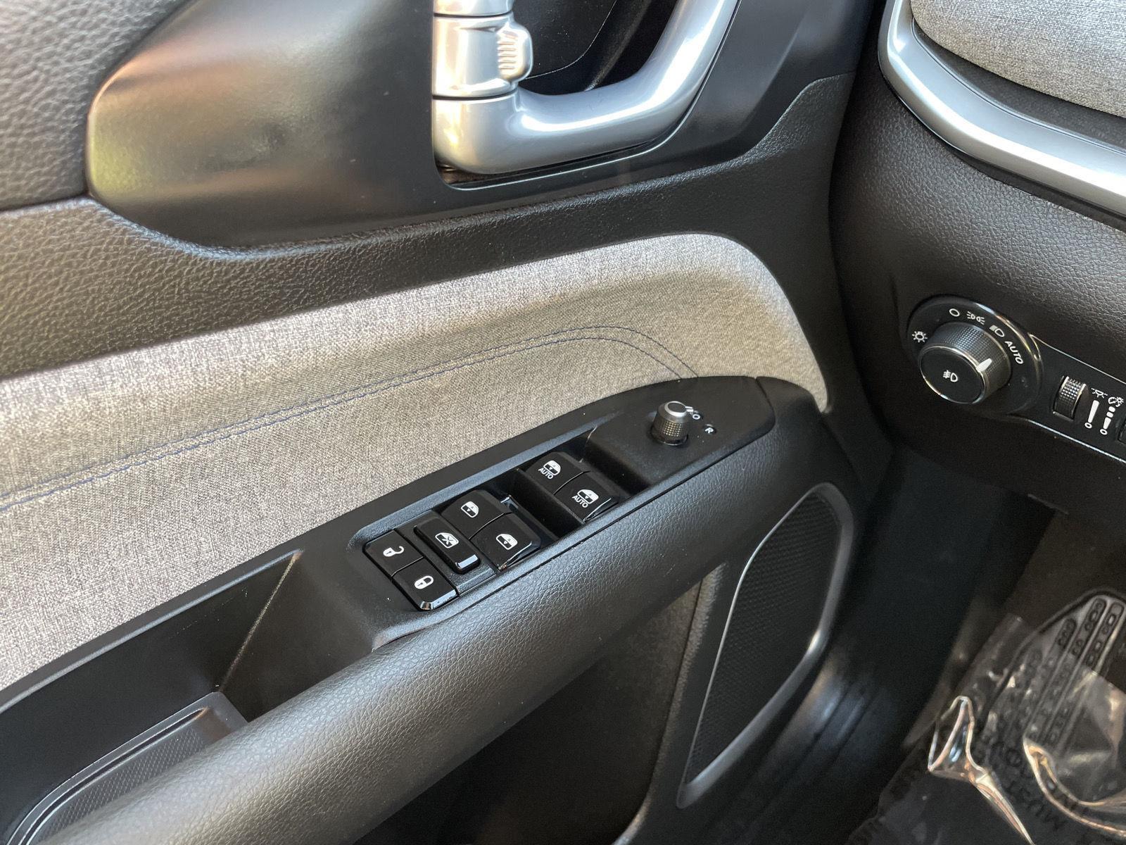 Vehicle photo 27