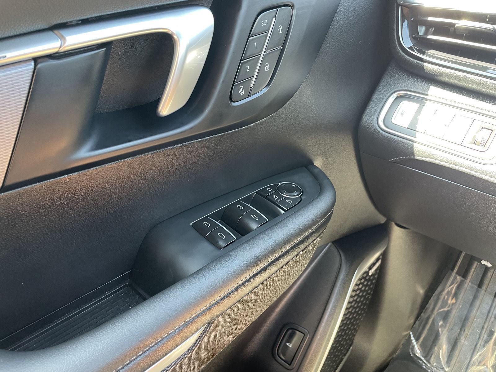 Vehicle photo 34