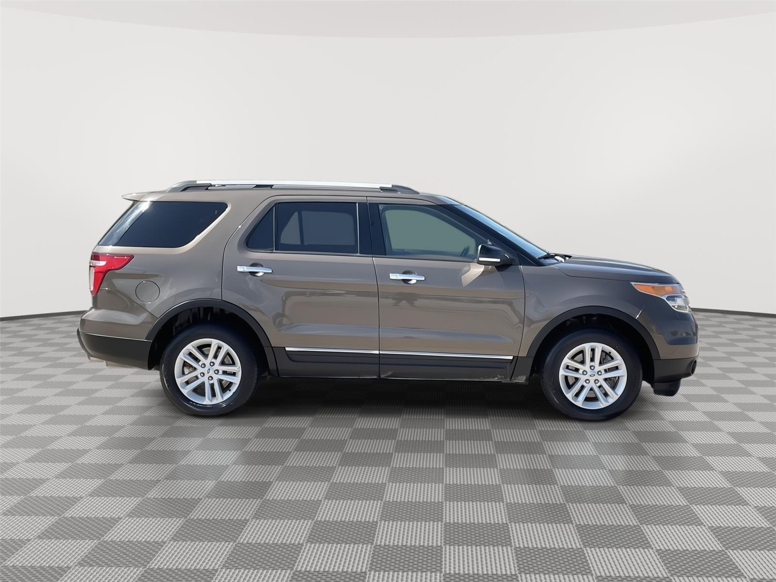 Vehicle photo 6
