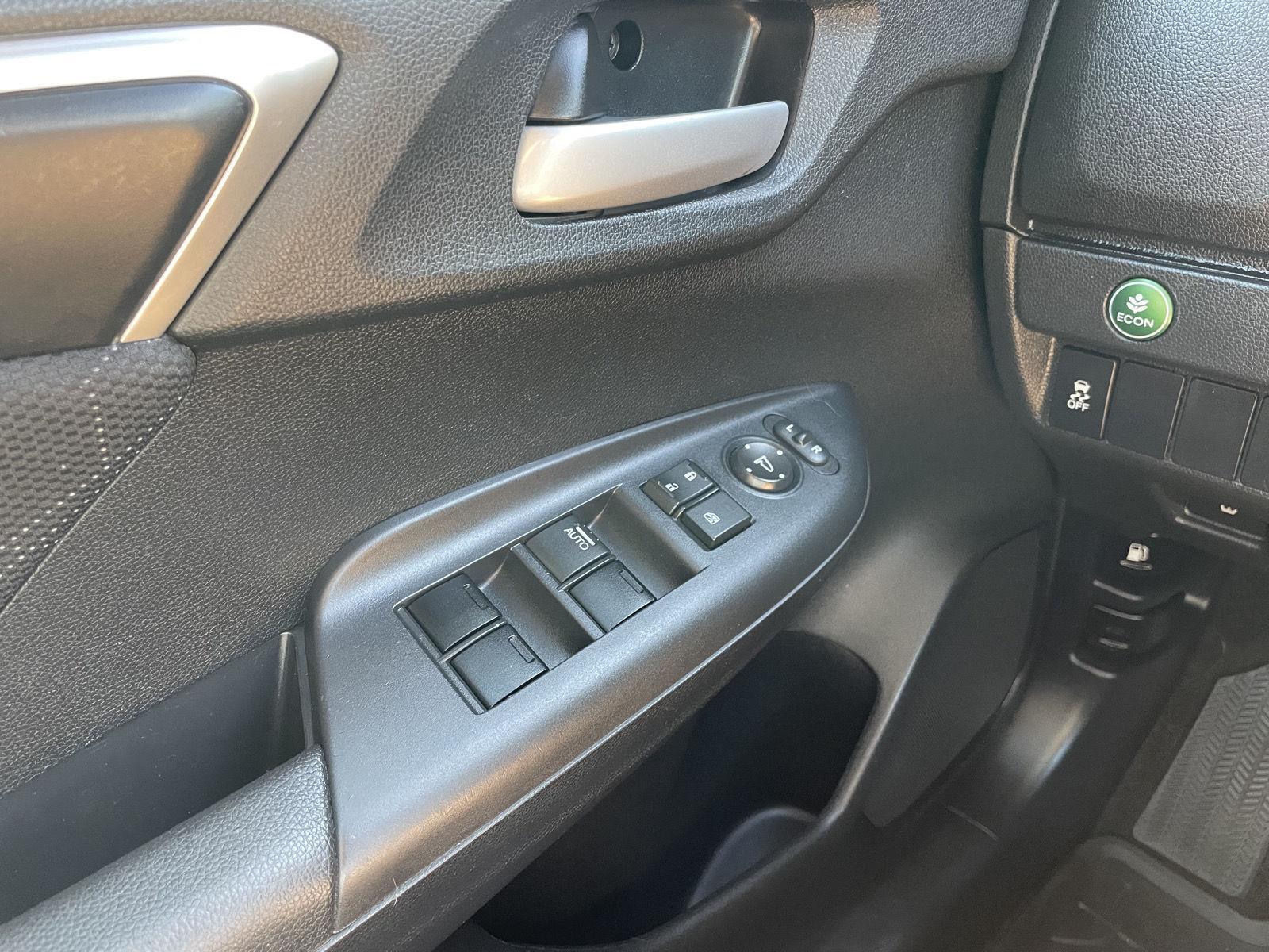 Vehicle photo 25