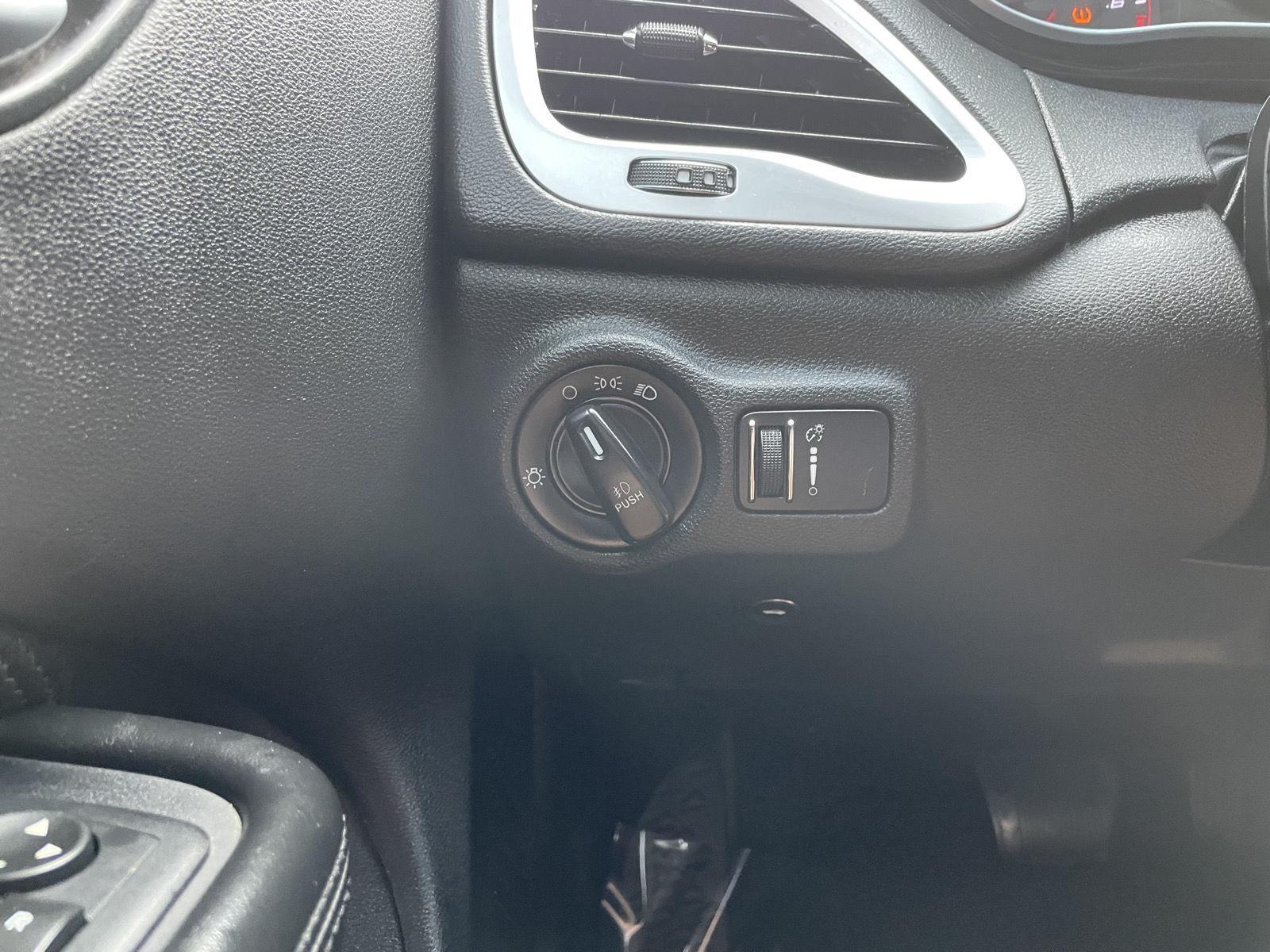 Vehicle photo 14