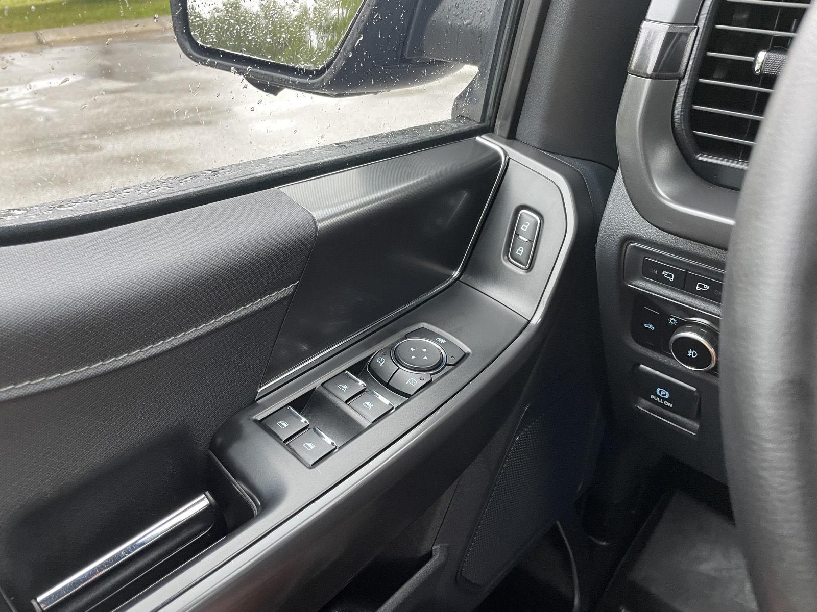 Vehicle photo 33