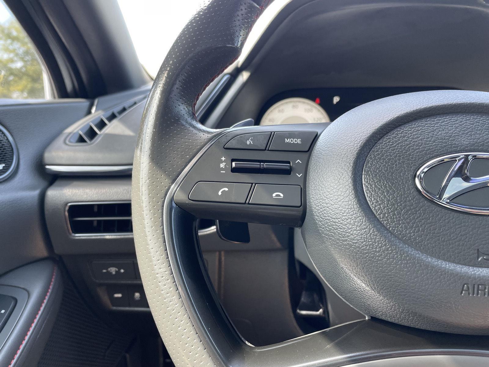 Vehicle photo 12