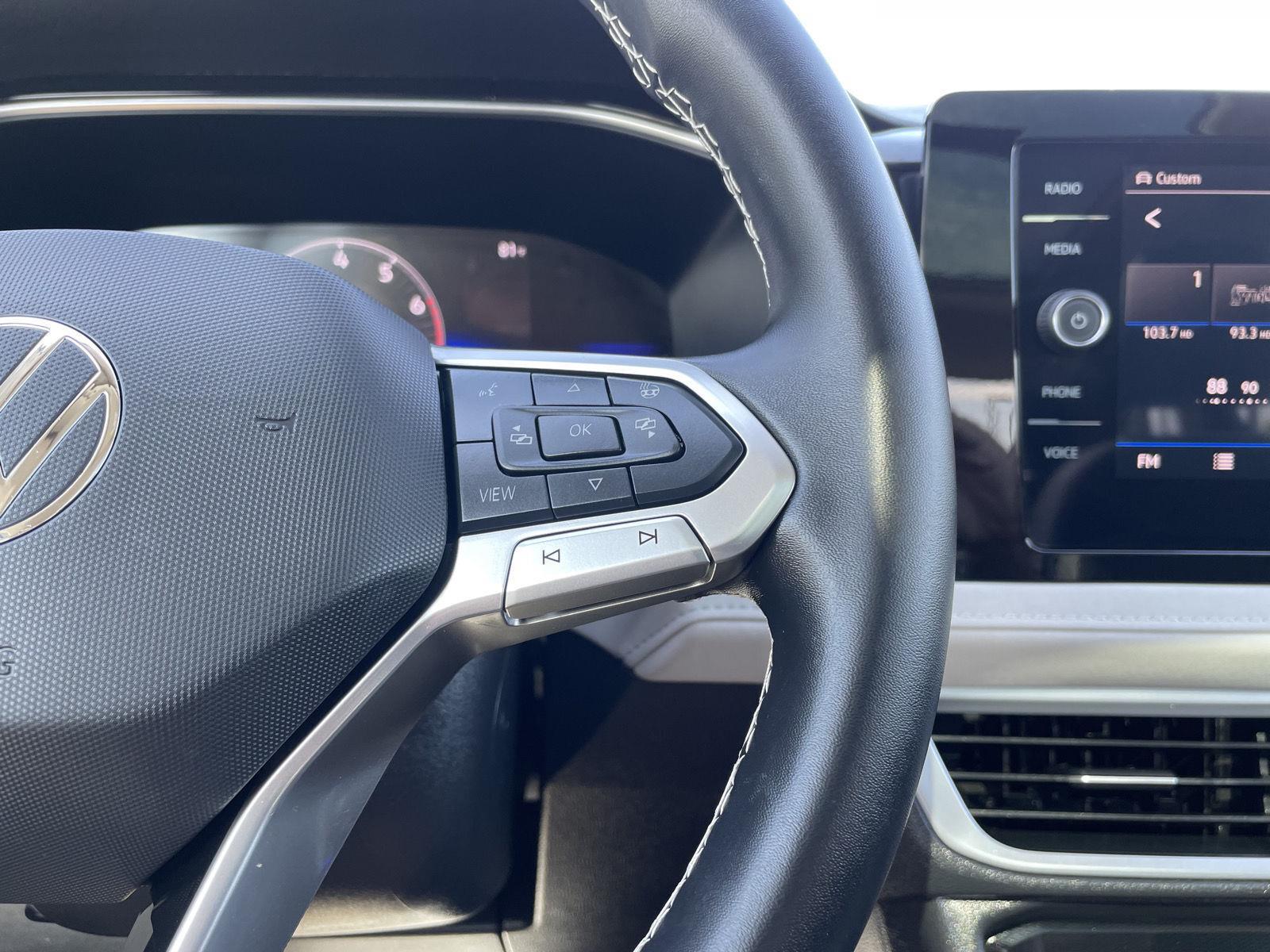 Vehicle photo 14