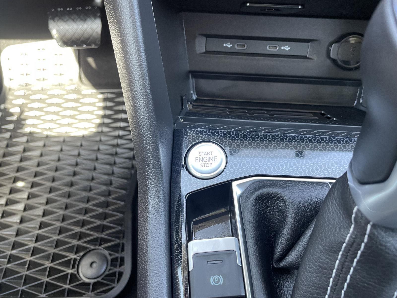 Vehicle photo 25