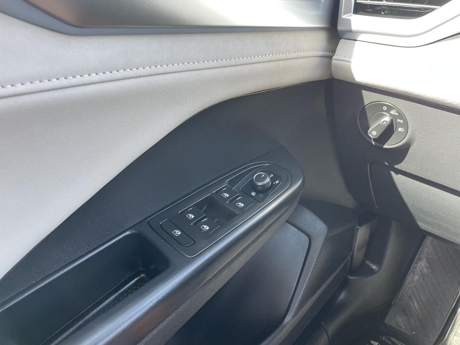 Vehicle photo 30