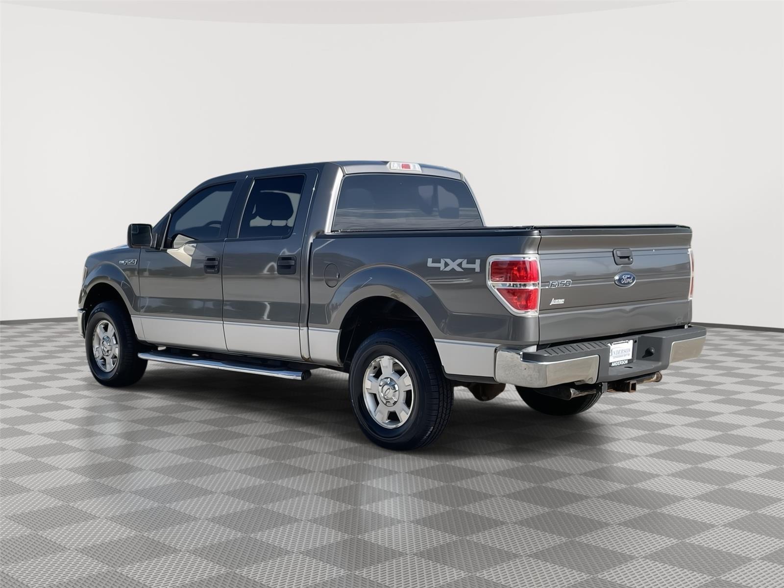 Vehicle photo 9