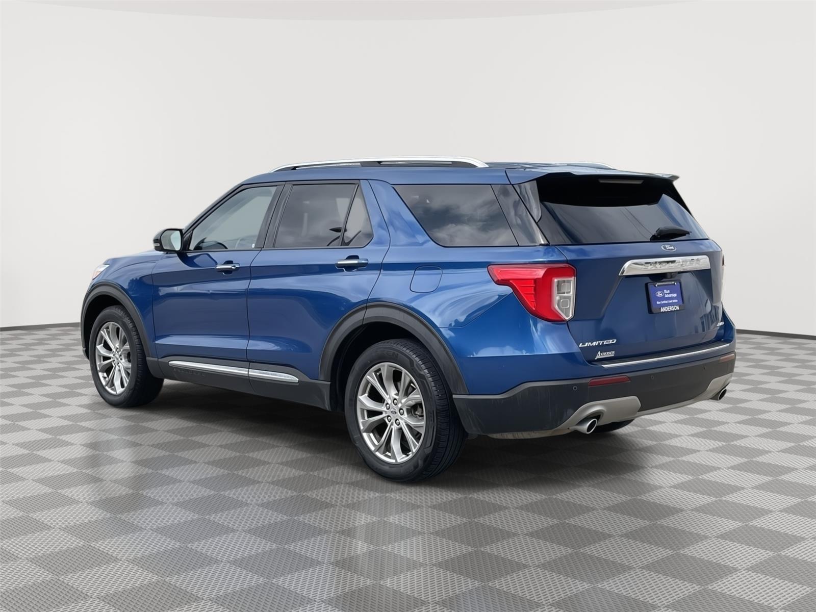 Vehicle photo 9
