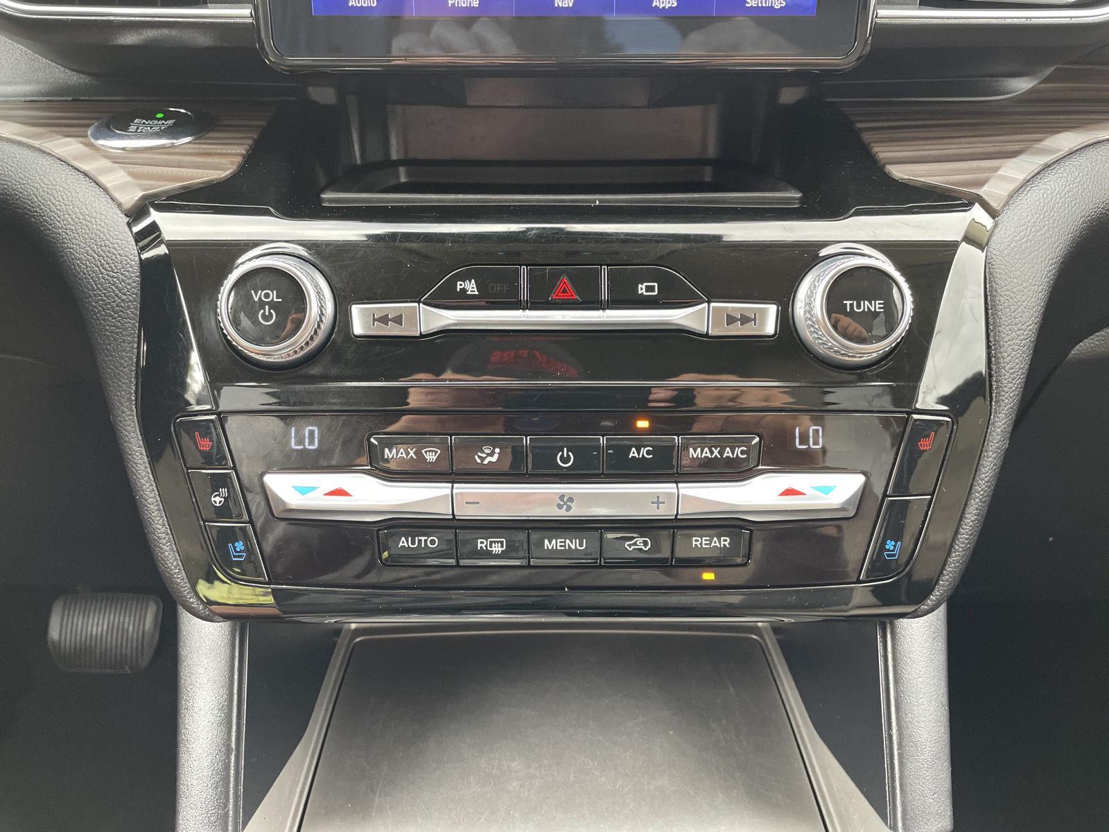 Vehicle photo 28