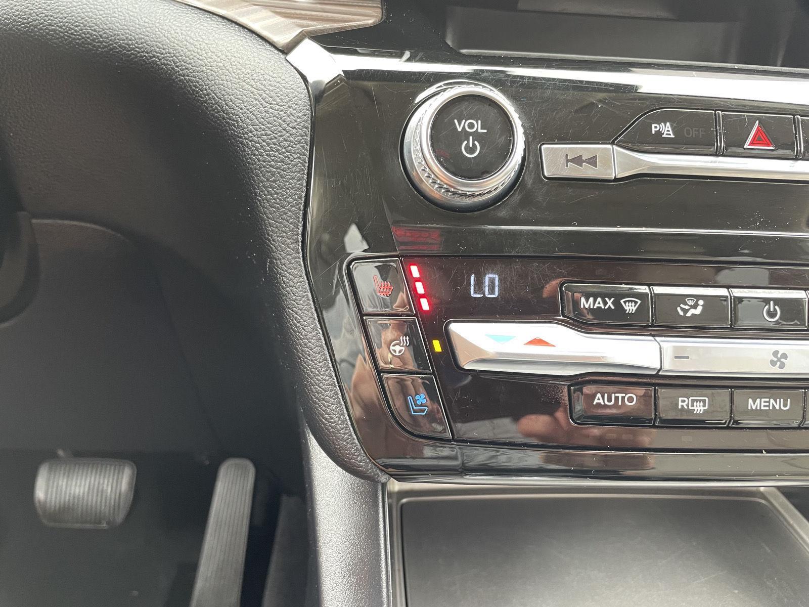 Vehicle photo 29
