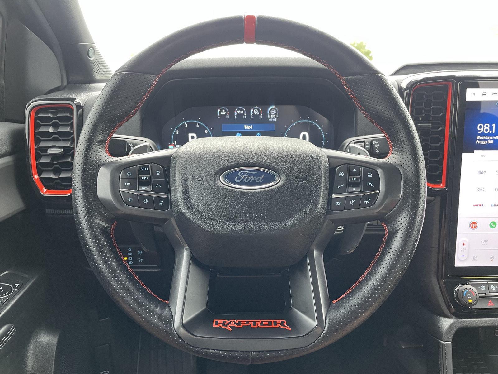 Vehicle photo 12