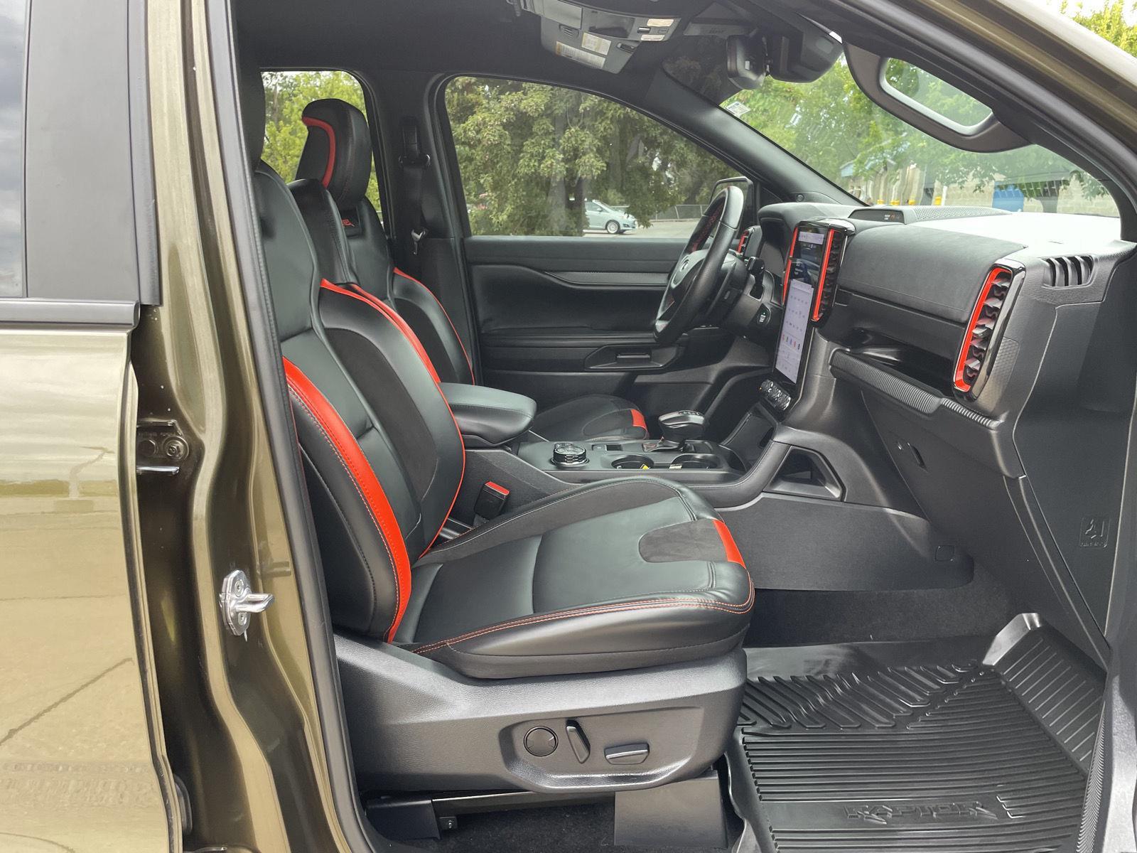Vehicle photo 19