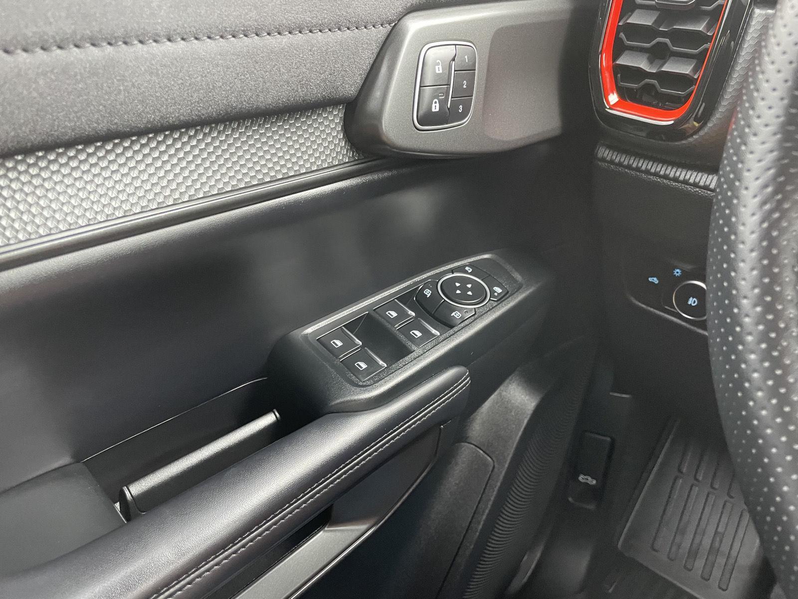 Vehicle photo 30