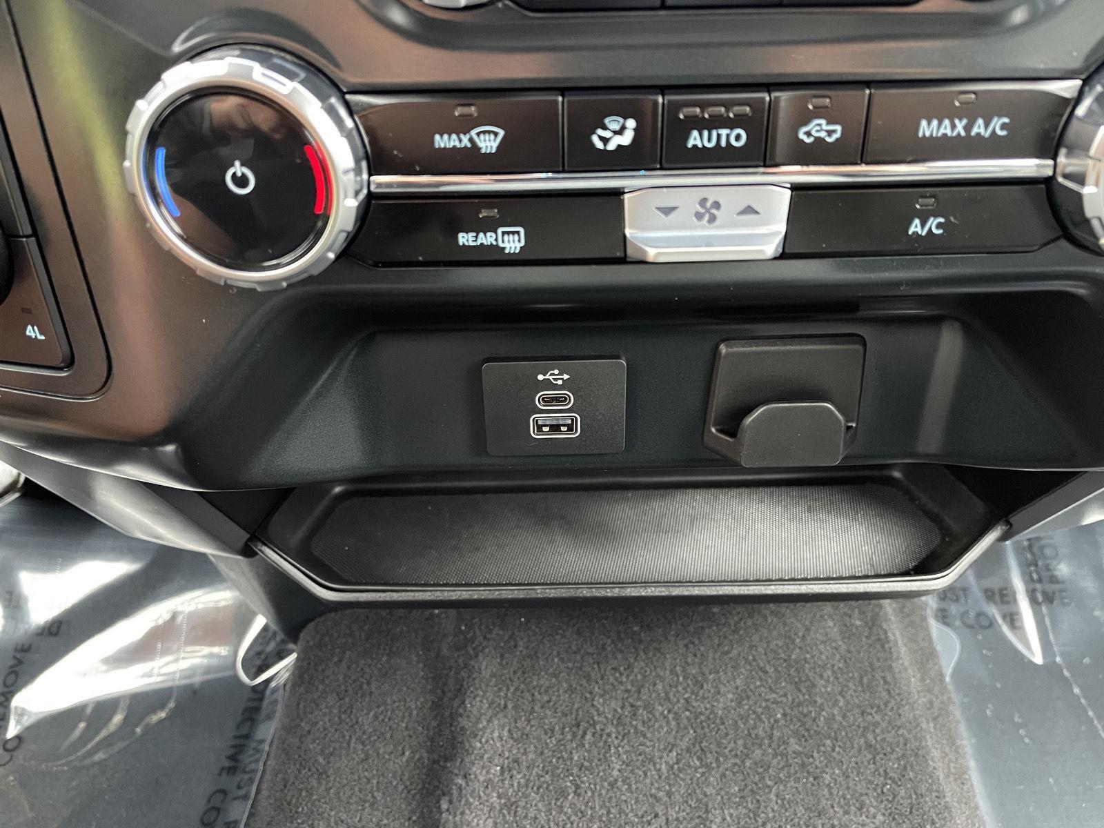 Vehicle photo 24