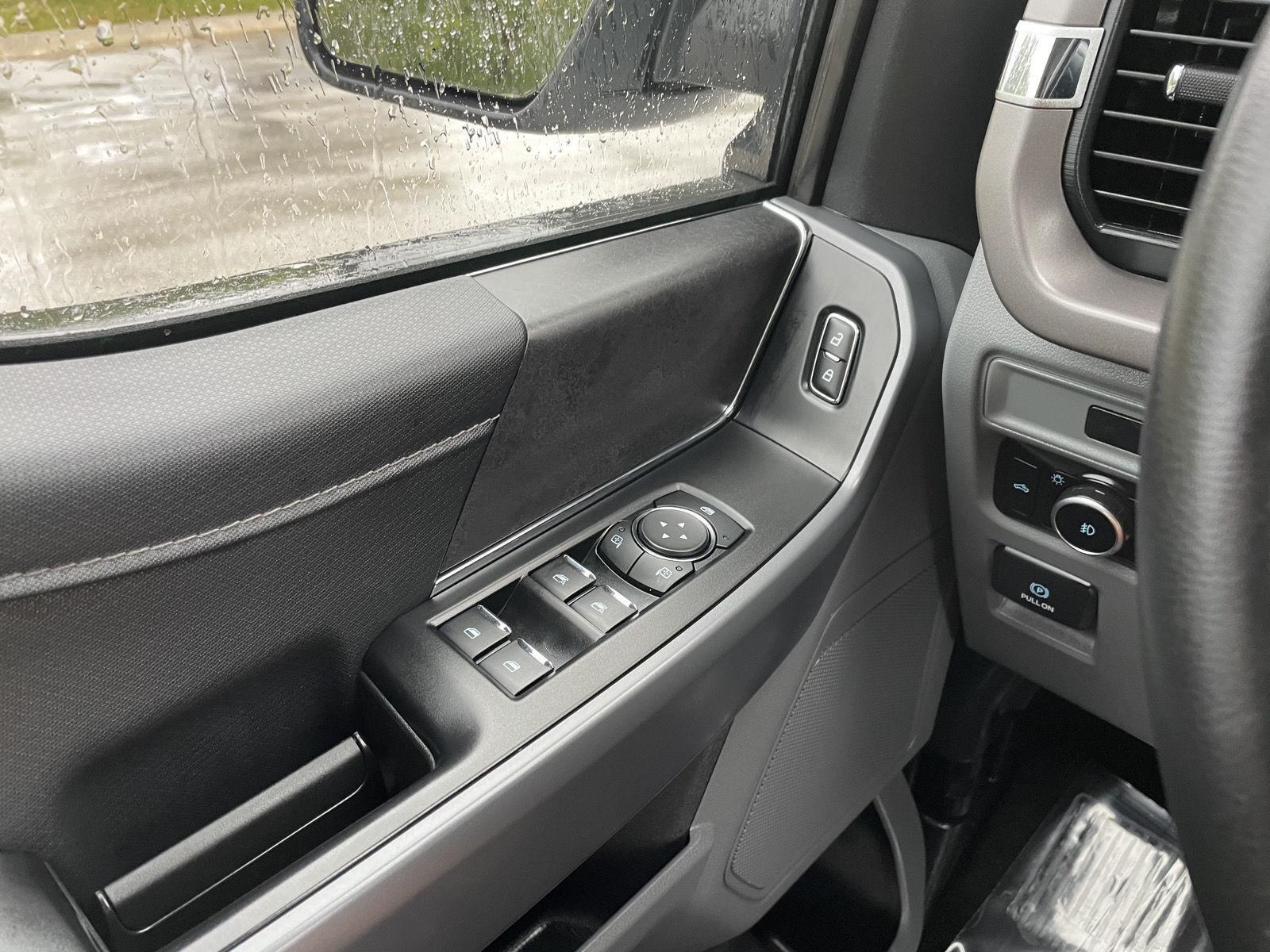 Vehicle photo 27