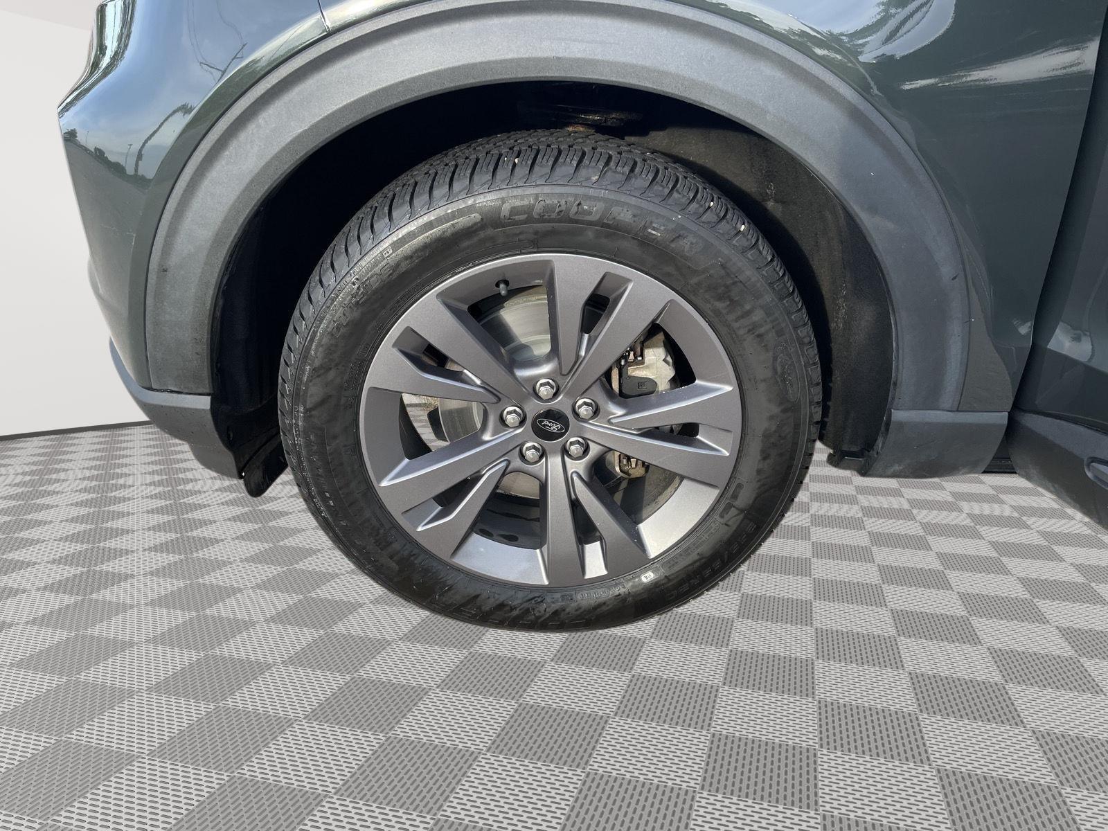 Vehicle photo 10