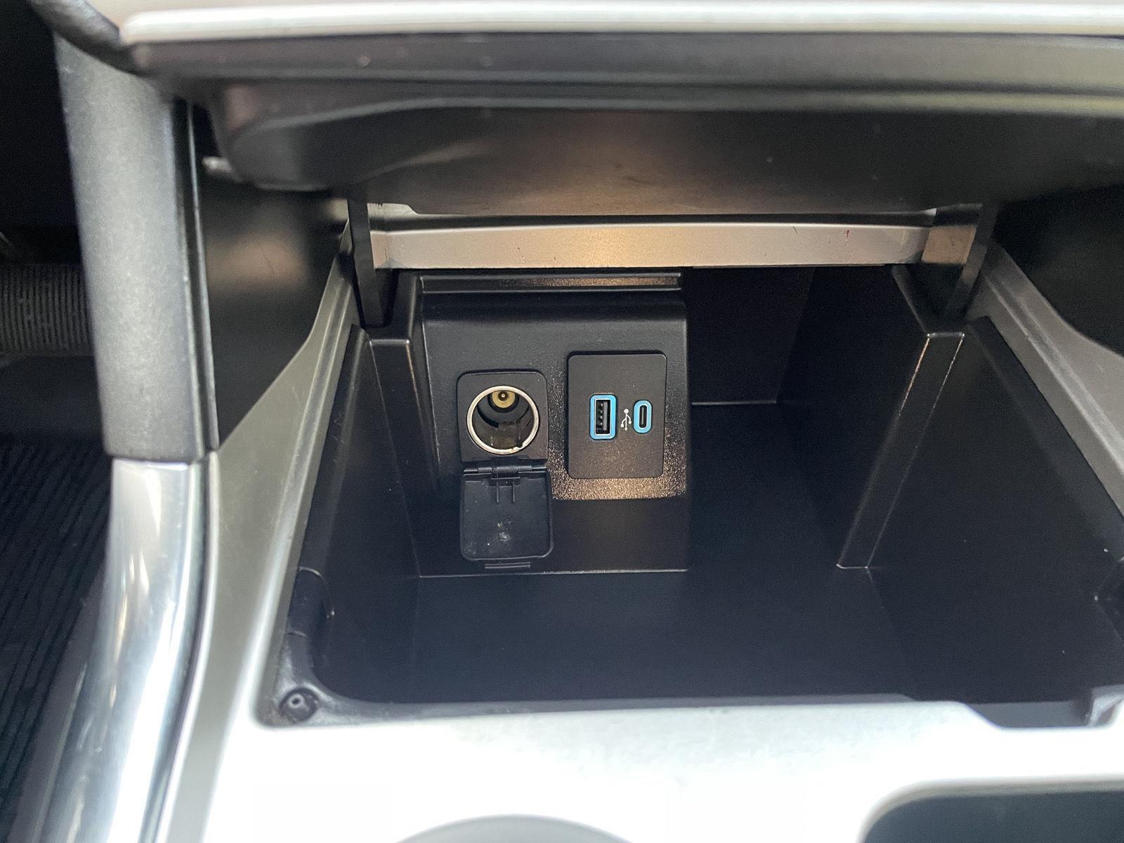 Vehicle photo 30