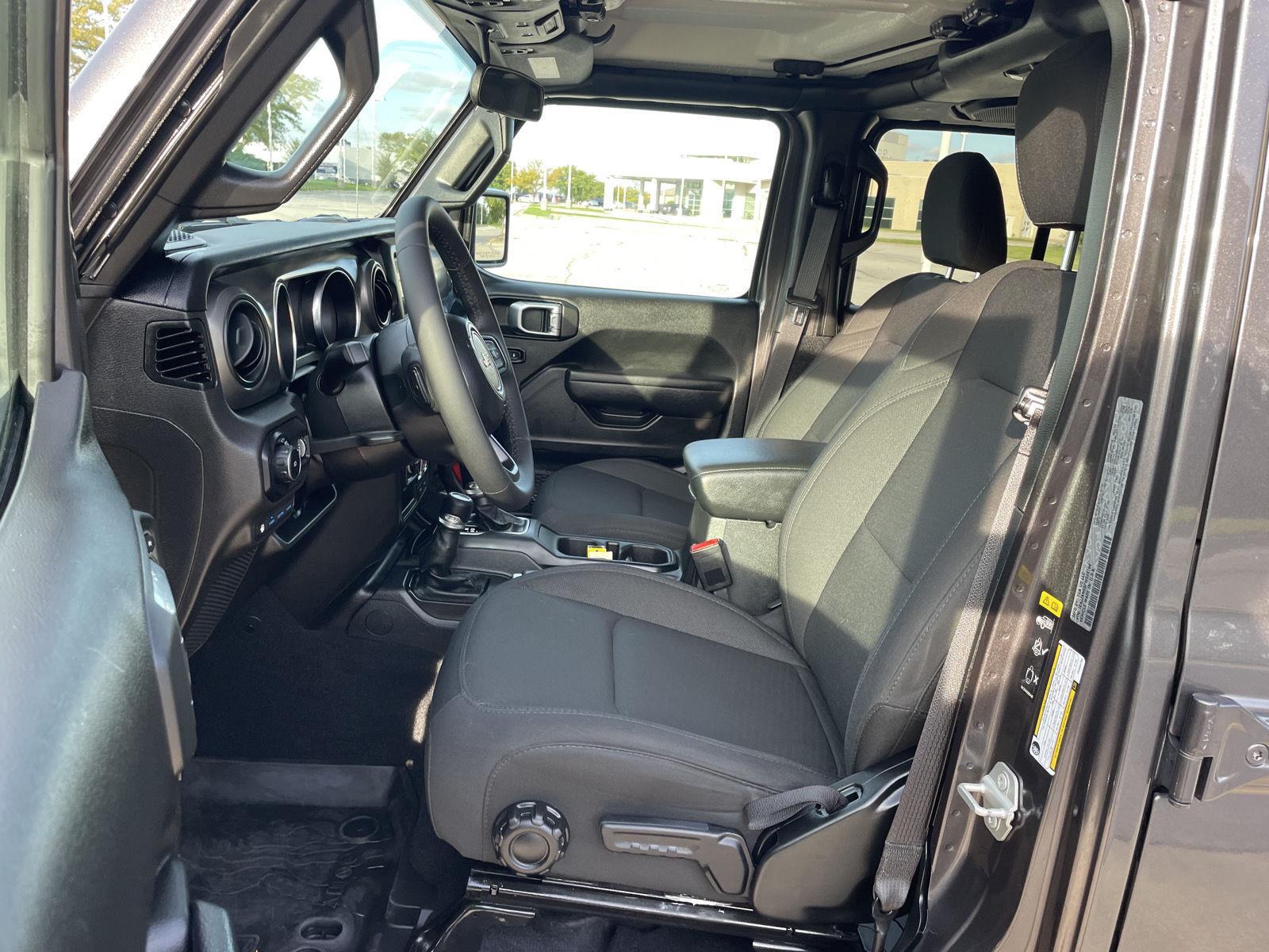 Vehicle photo 17