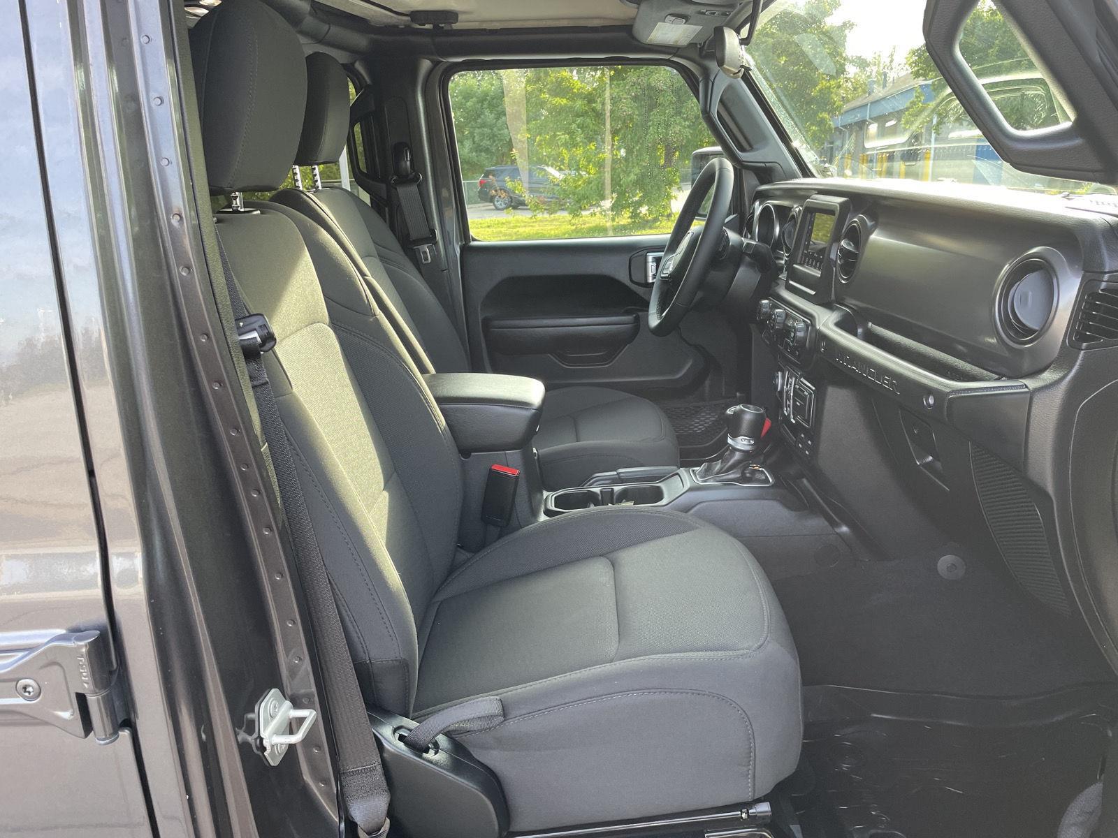 Vehicle photo 19